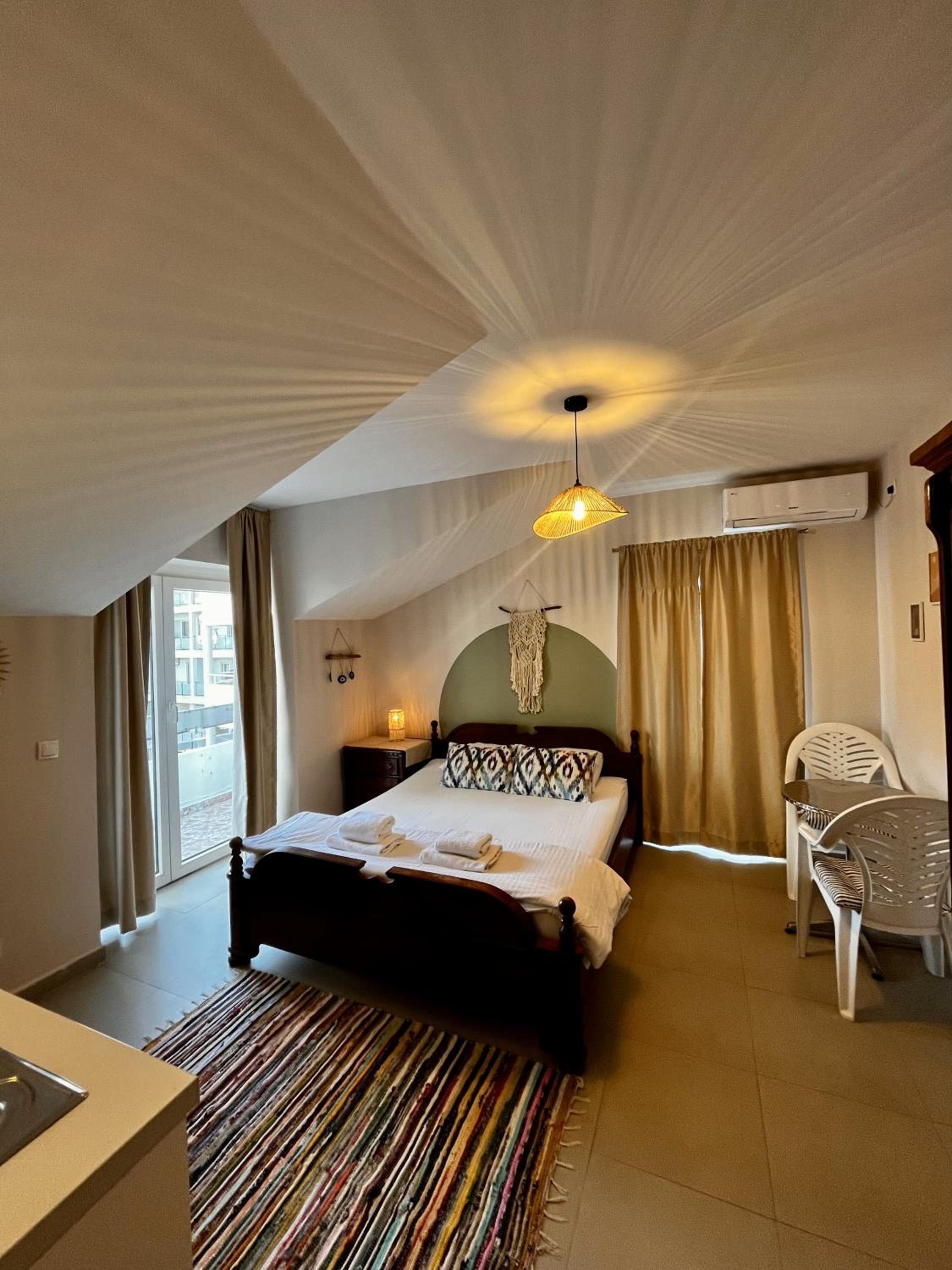 Superior Studio with Balcony - Photo 4