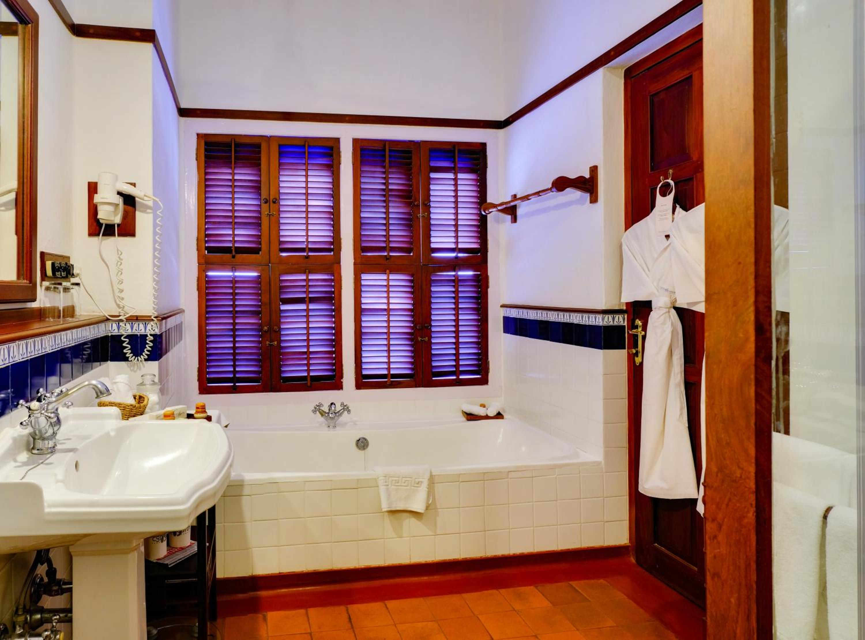 Deluxe Sea Facing Suite - Complimentary Sunset cruise for 45 minutes - Photo 4