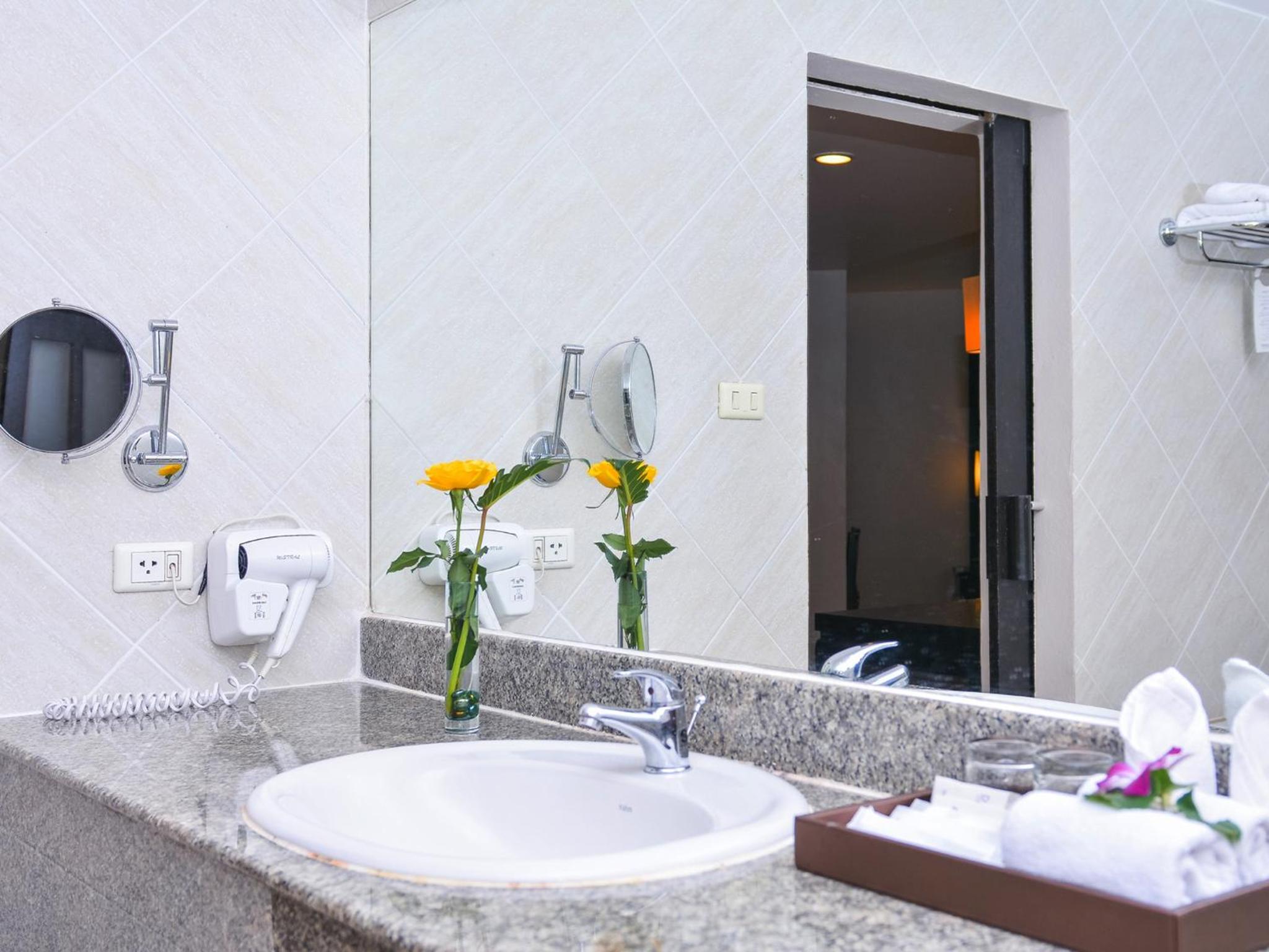 Deluxe Double or Twin Room with Spa Bath - Photo 18