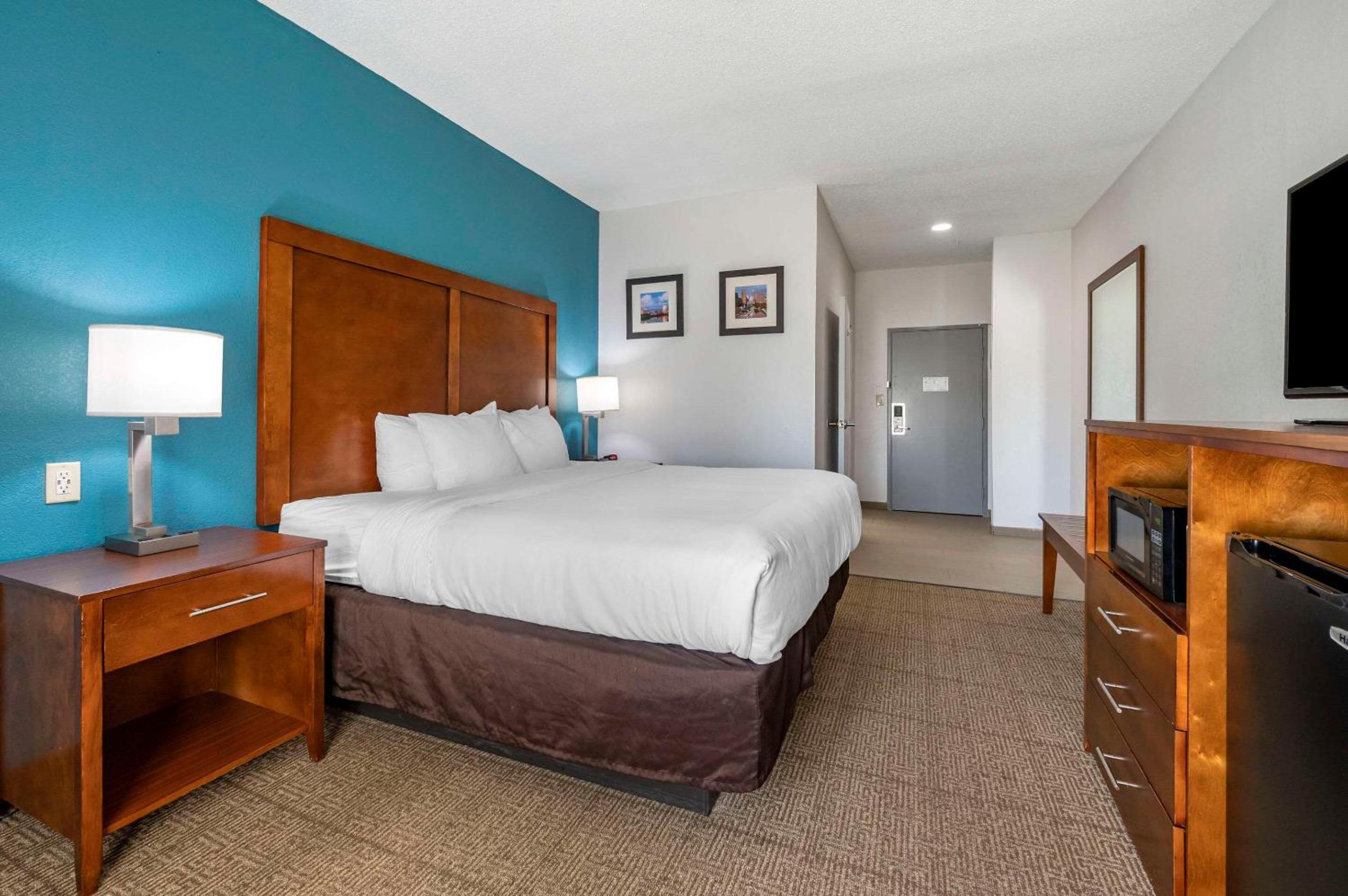King Room - Non-Smoking - Photo 2