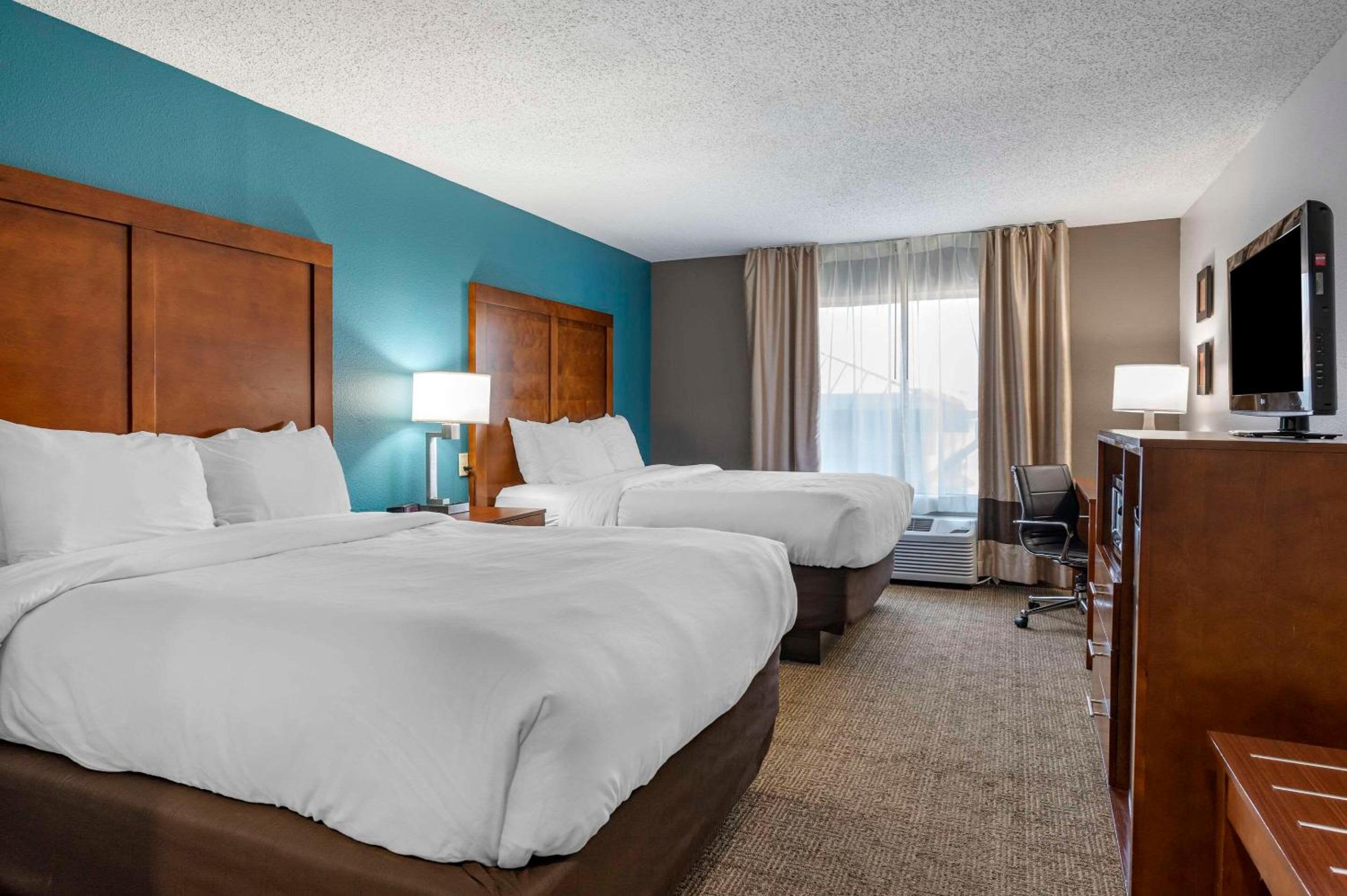 Queen Room with Two Queen Beds - Non-Smoking - Photo 1