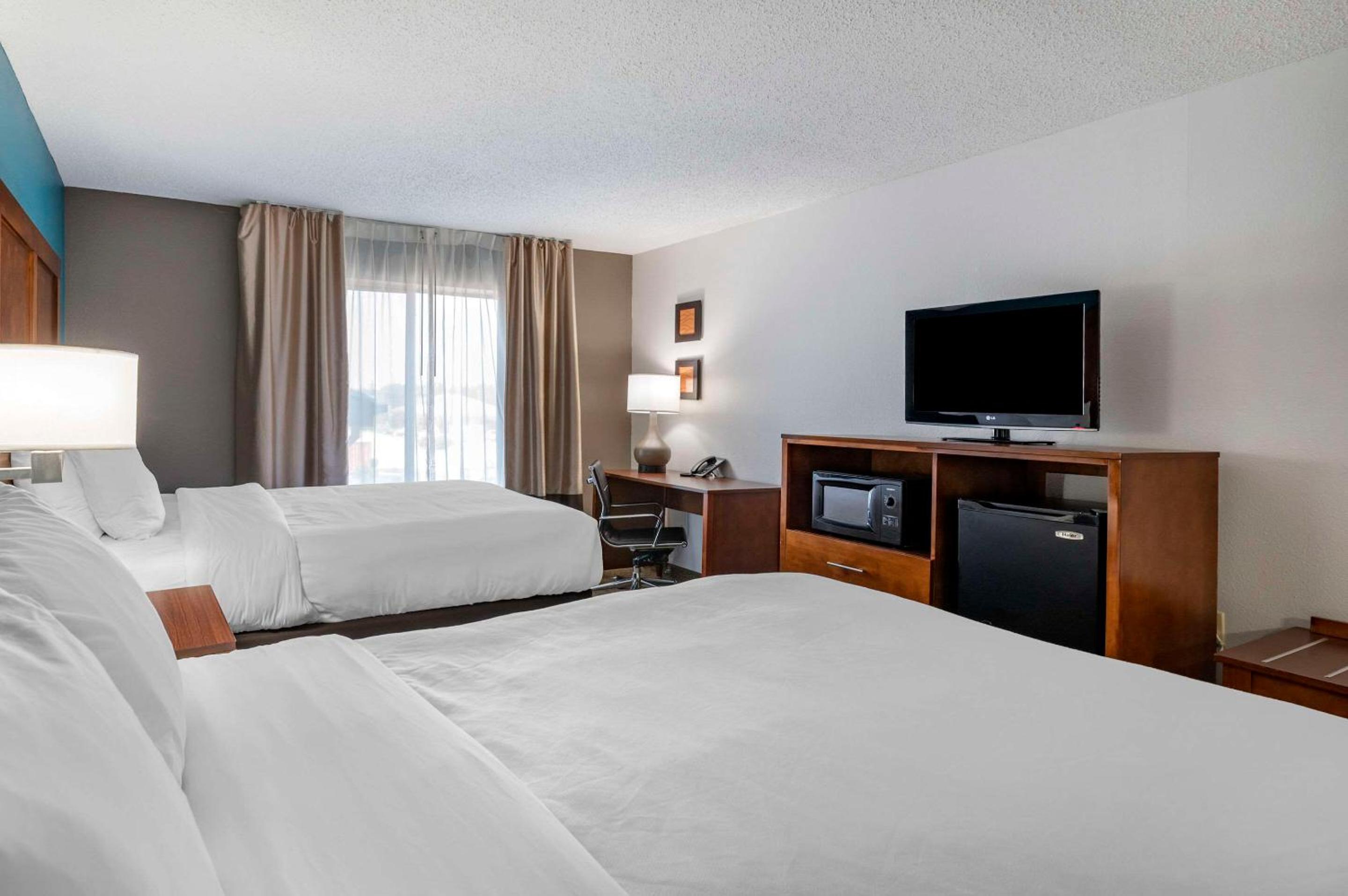 Queen Room with Two Queen Beds - Non-Smoking - Photo 3