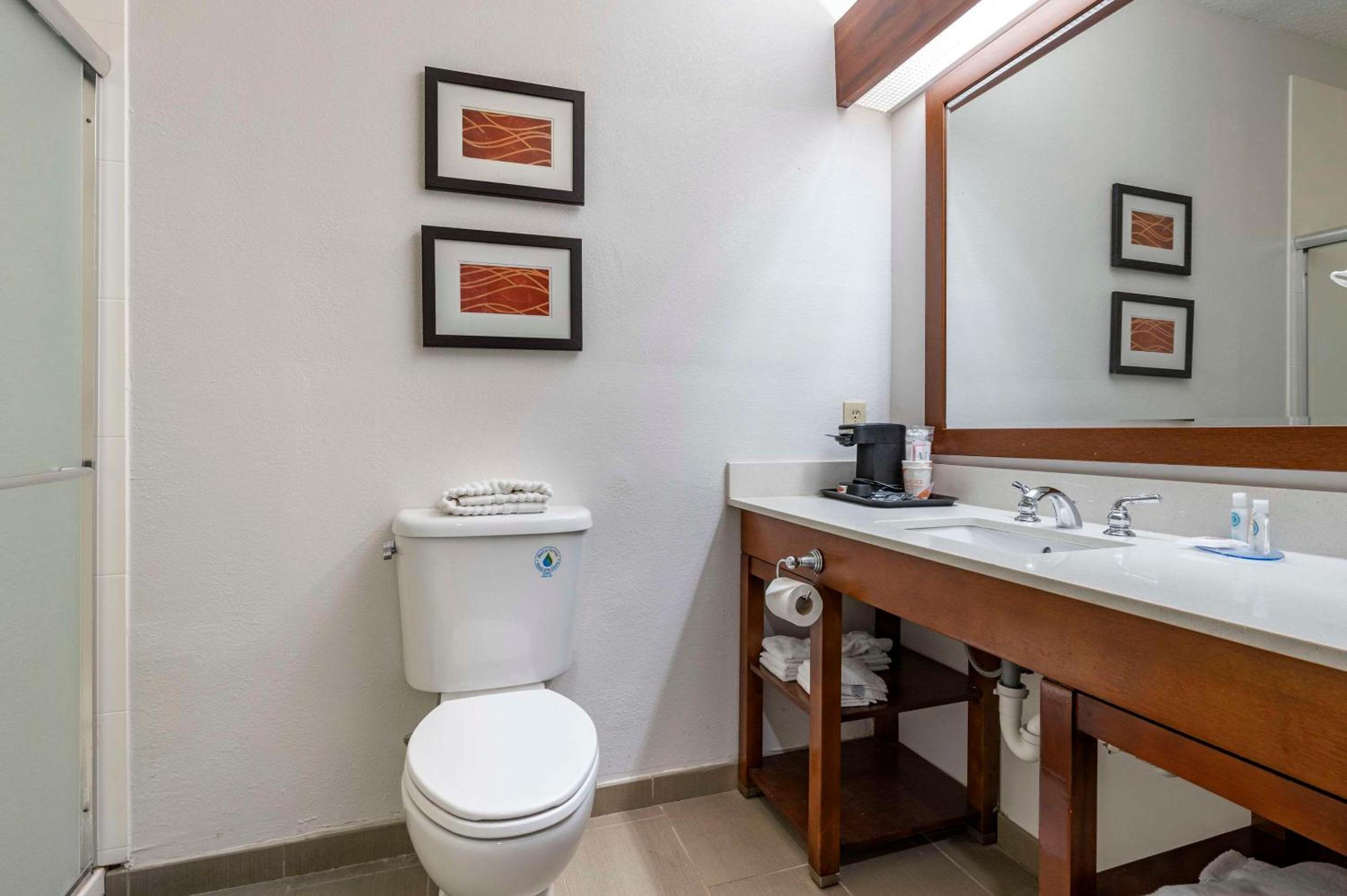 King Room - Non-Smoking - Photo 3