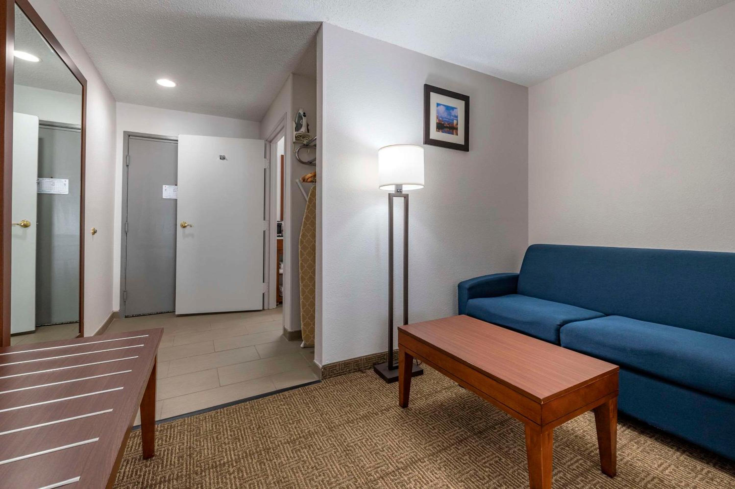 King Suite - Non-Smoking - Photo 2