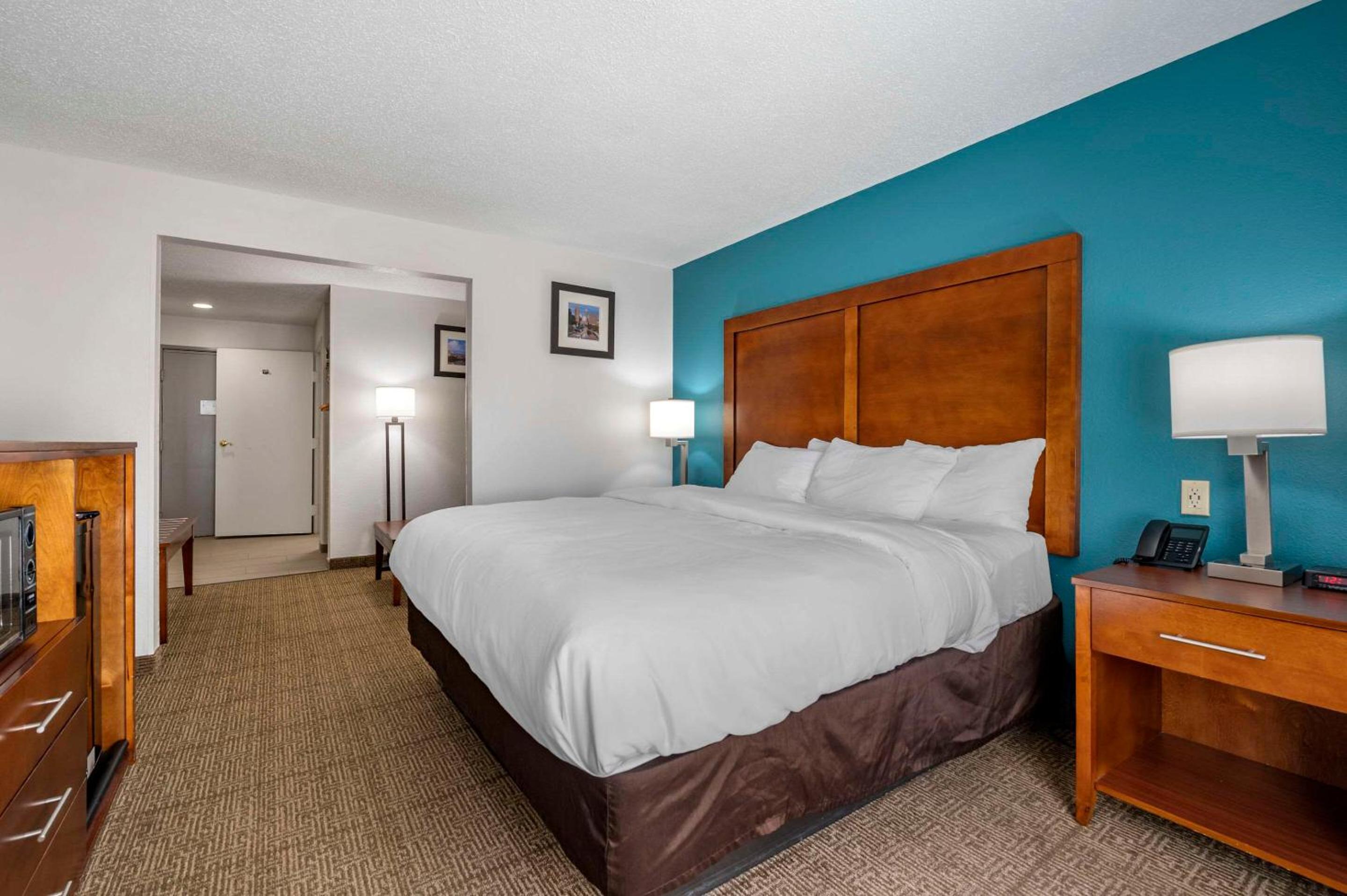King Suite - Non-Smoking - Photo 1
