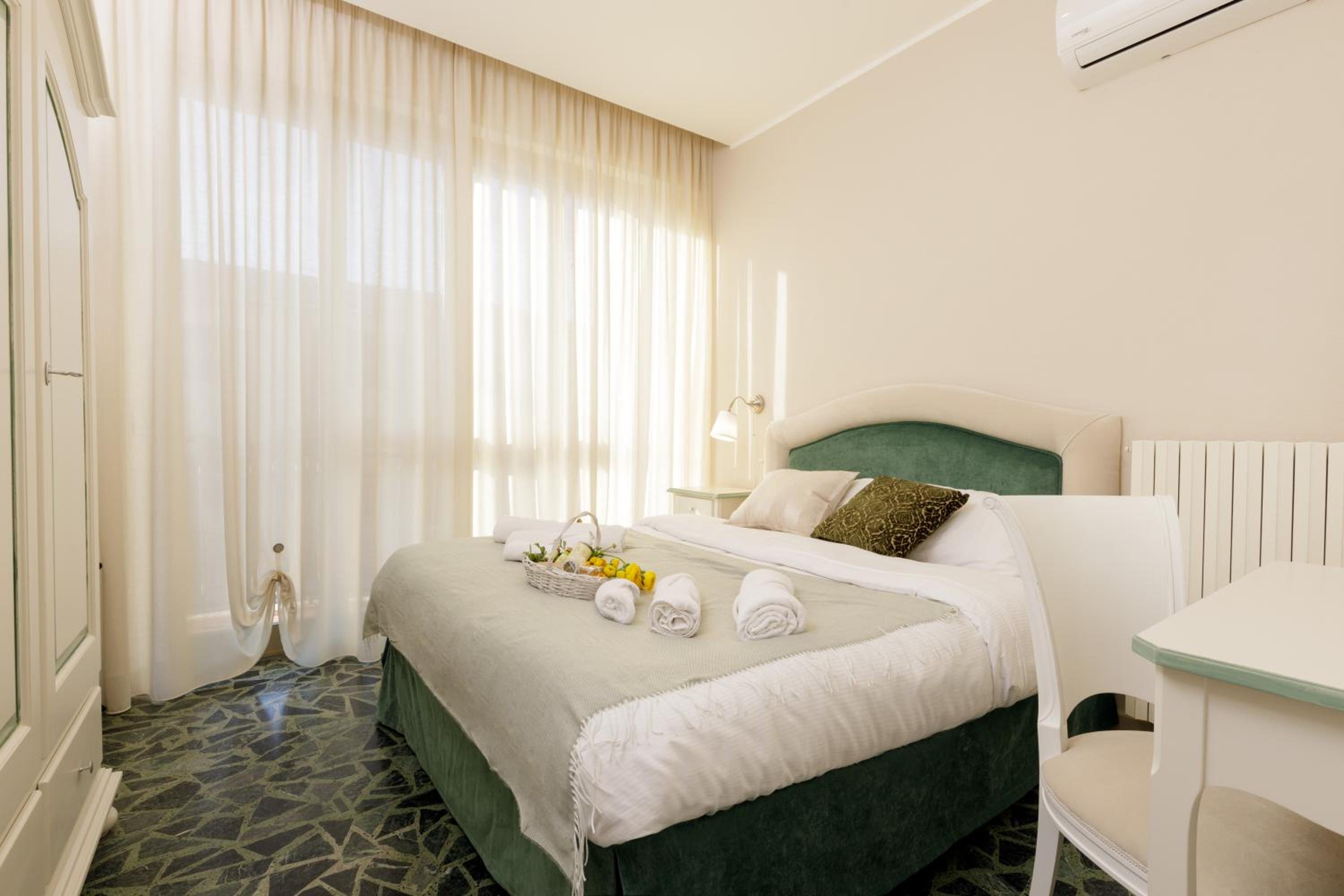 Double Room with Private External Bathroom photo 2