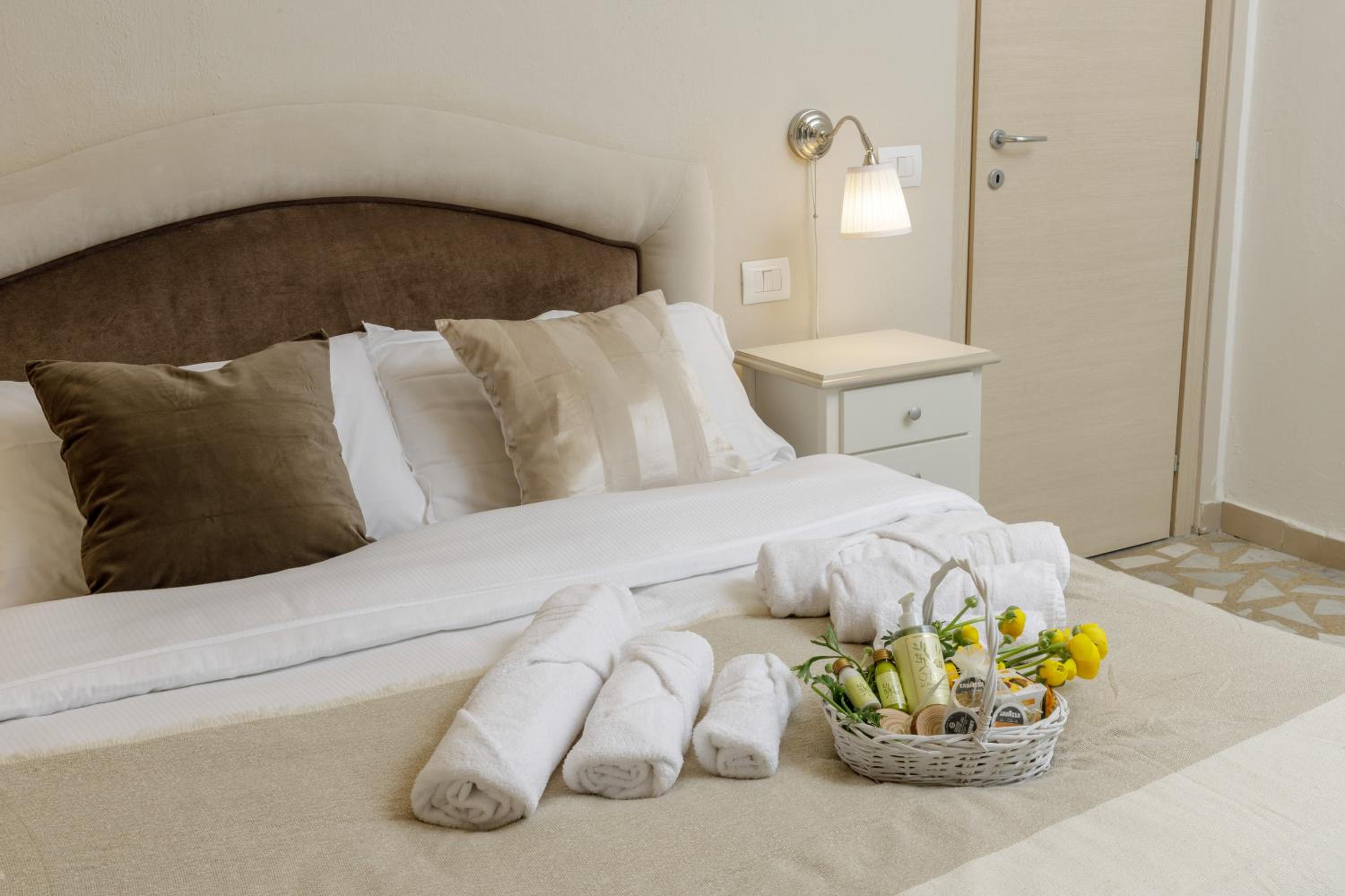 Deluxe Double Room with Balcony photo 3