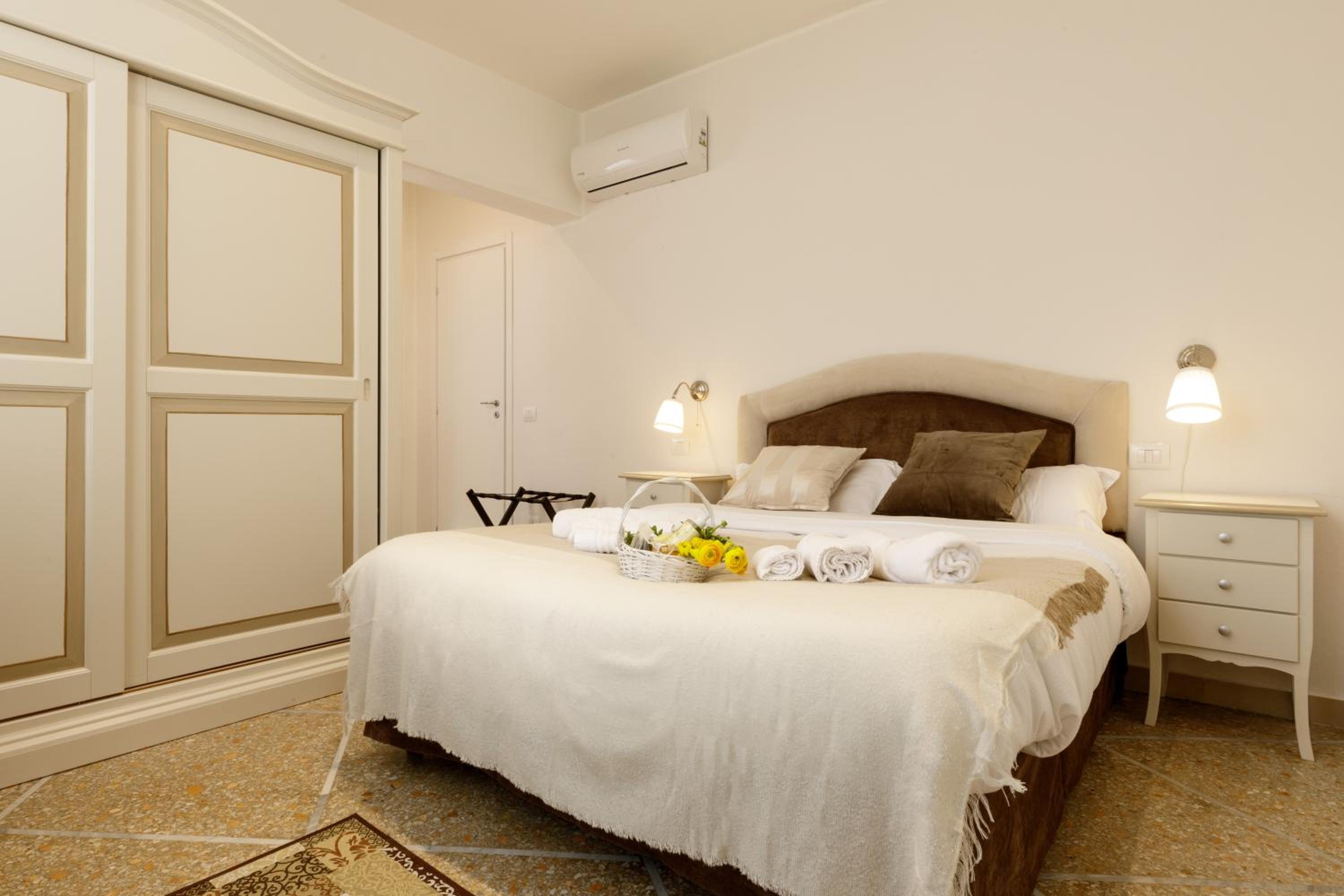 Double Room with Private Bathroom photo 2