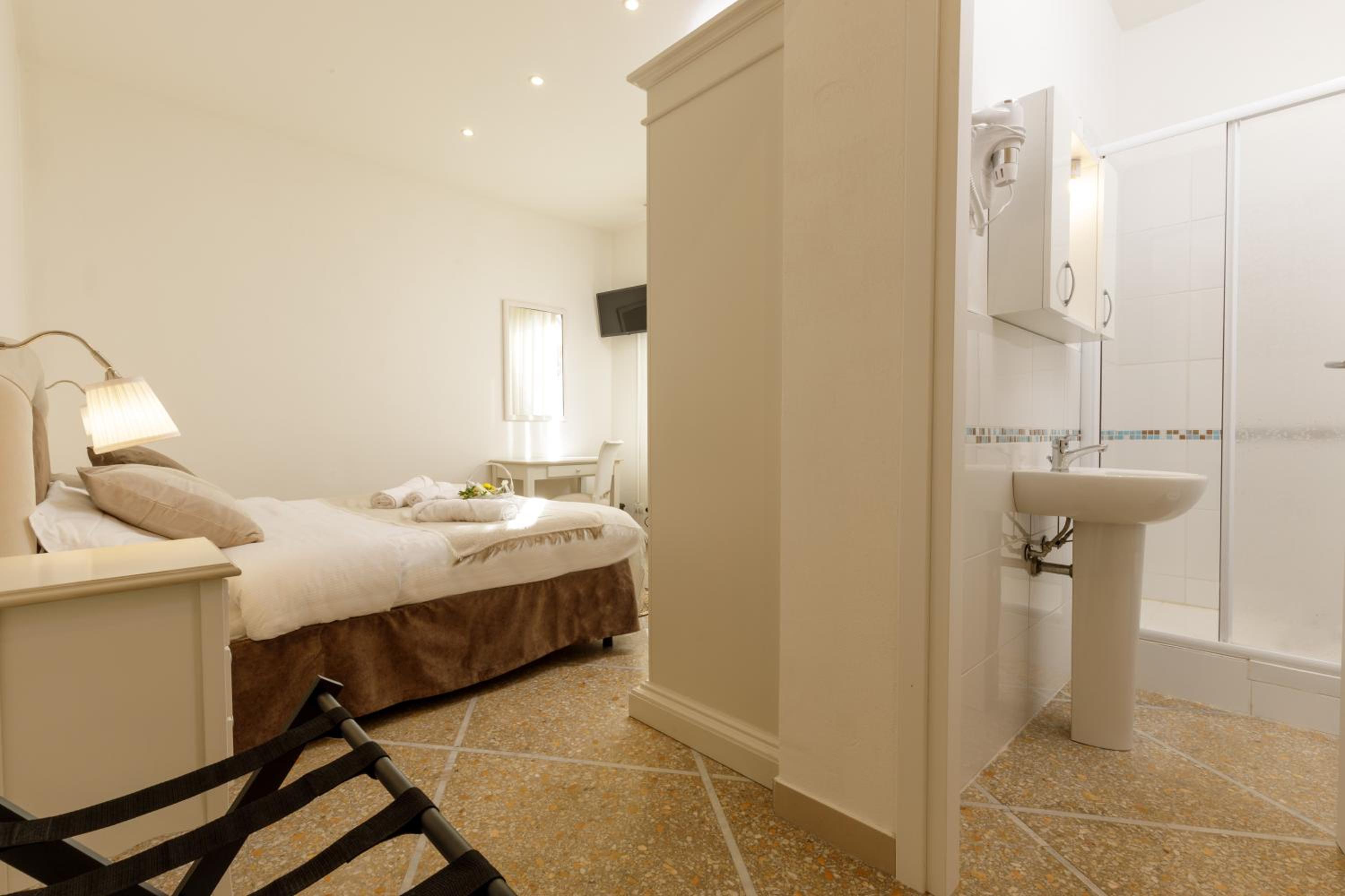 Double Room with Private Bathroom photo 3
