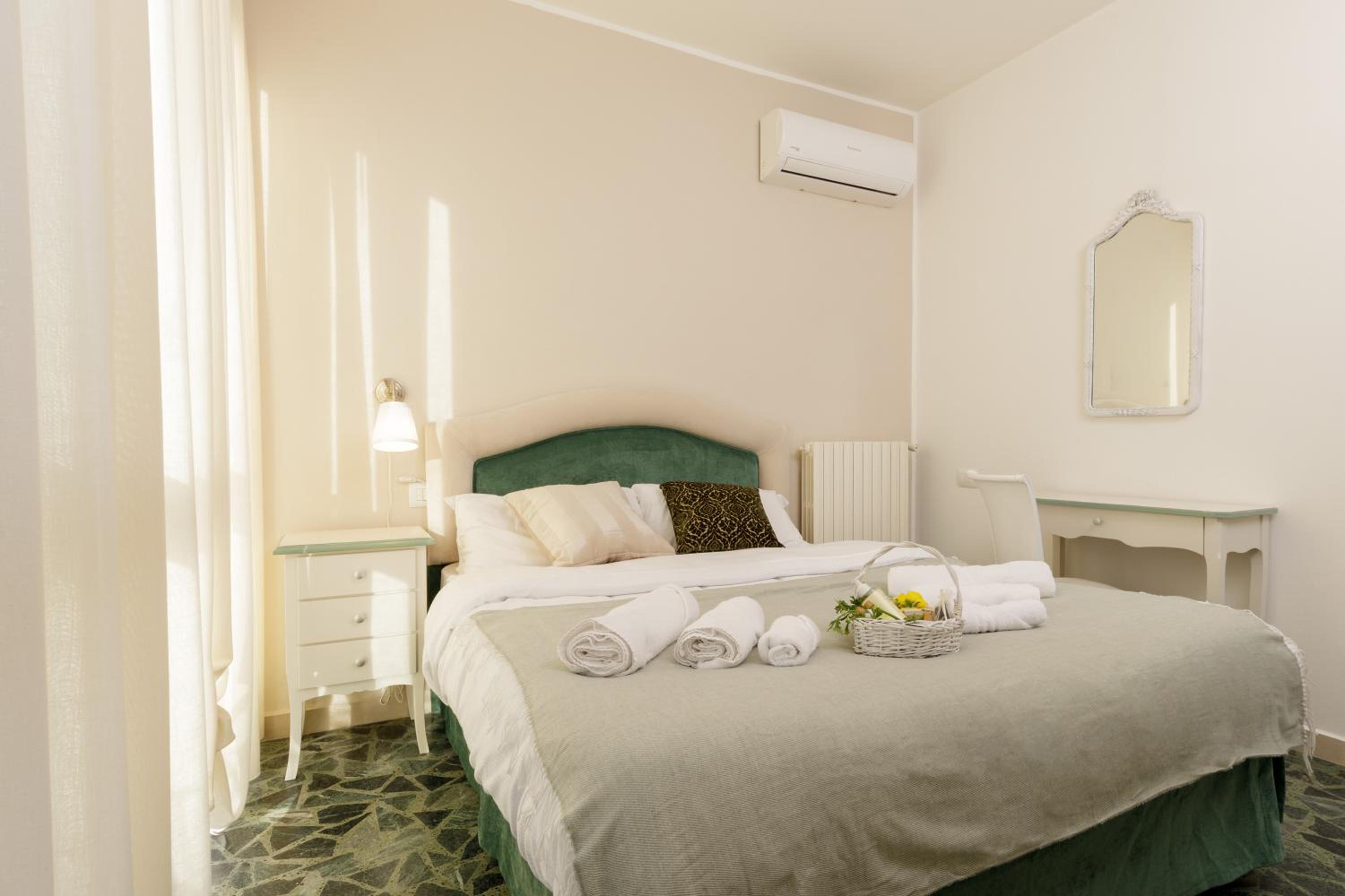 Double Room with Private External Bathroom photo 3
