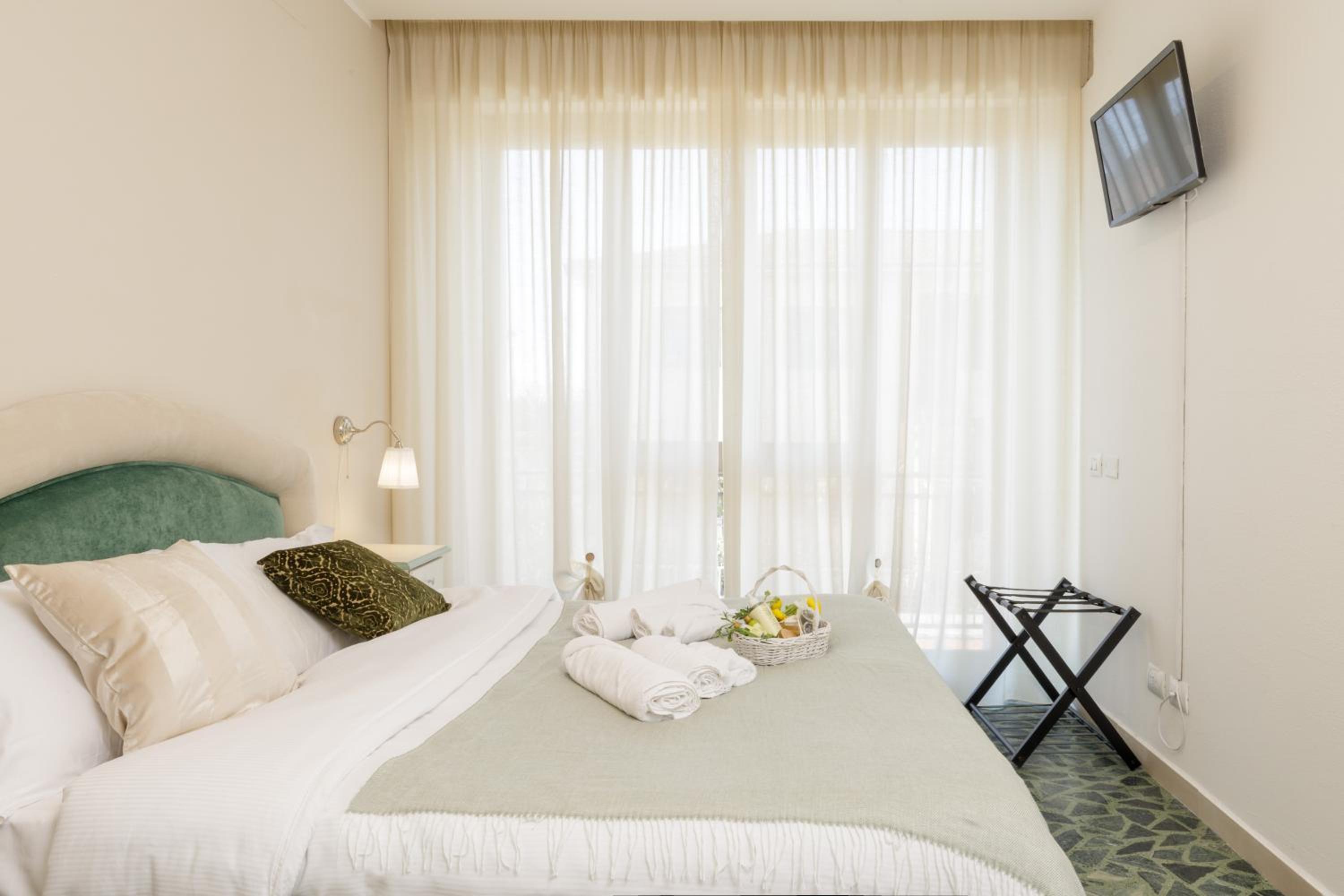 Queen Room with Balcony photo 2