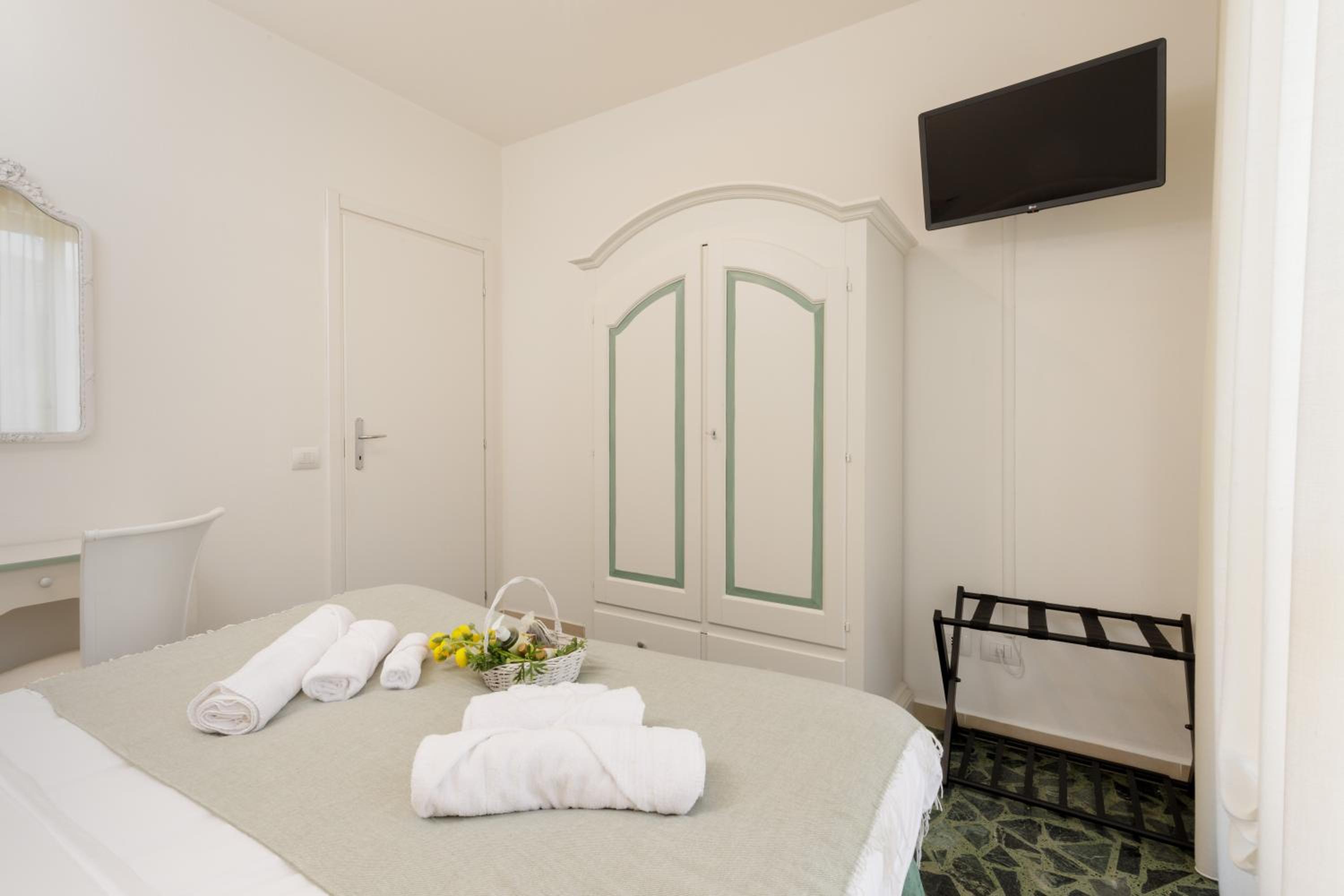 Double Room with Private External Bathroom photo 1