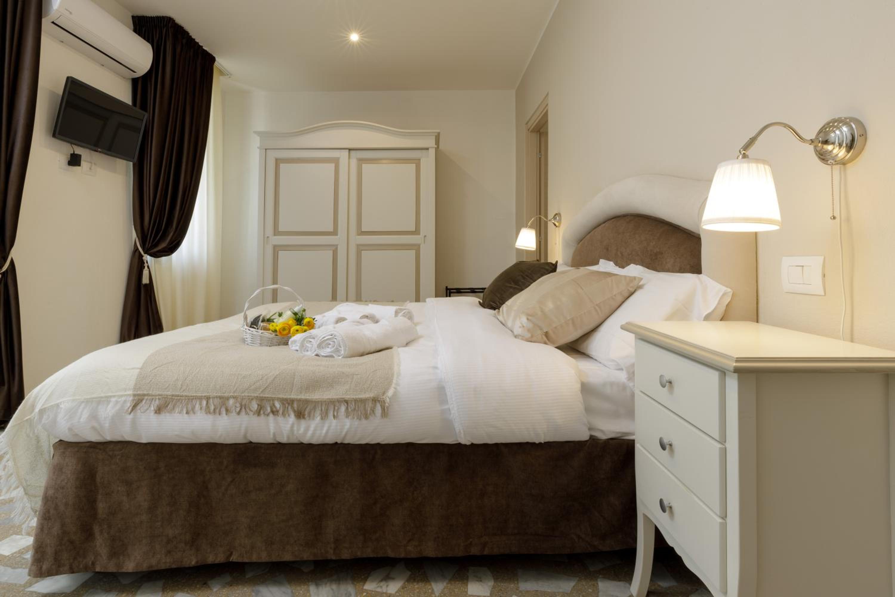 Deluxe Double Room with Balcony photo 1