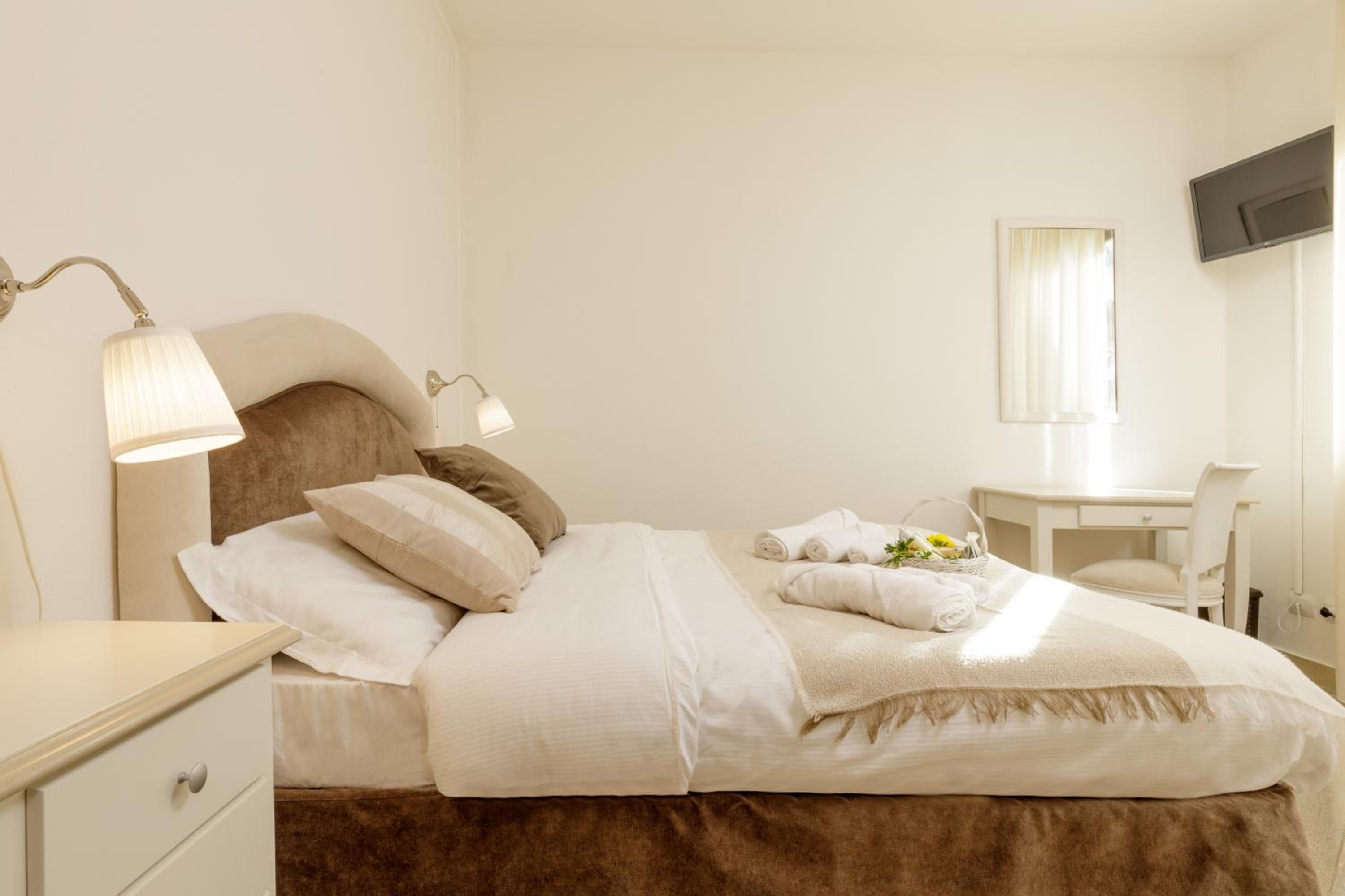 Double Room with Private Bathroom photo 1