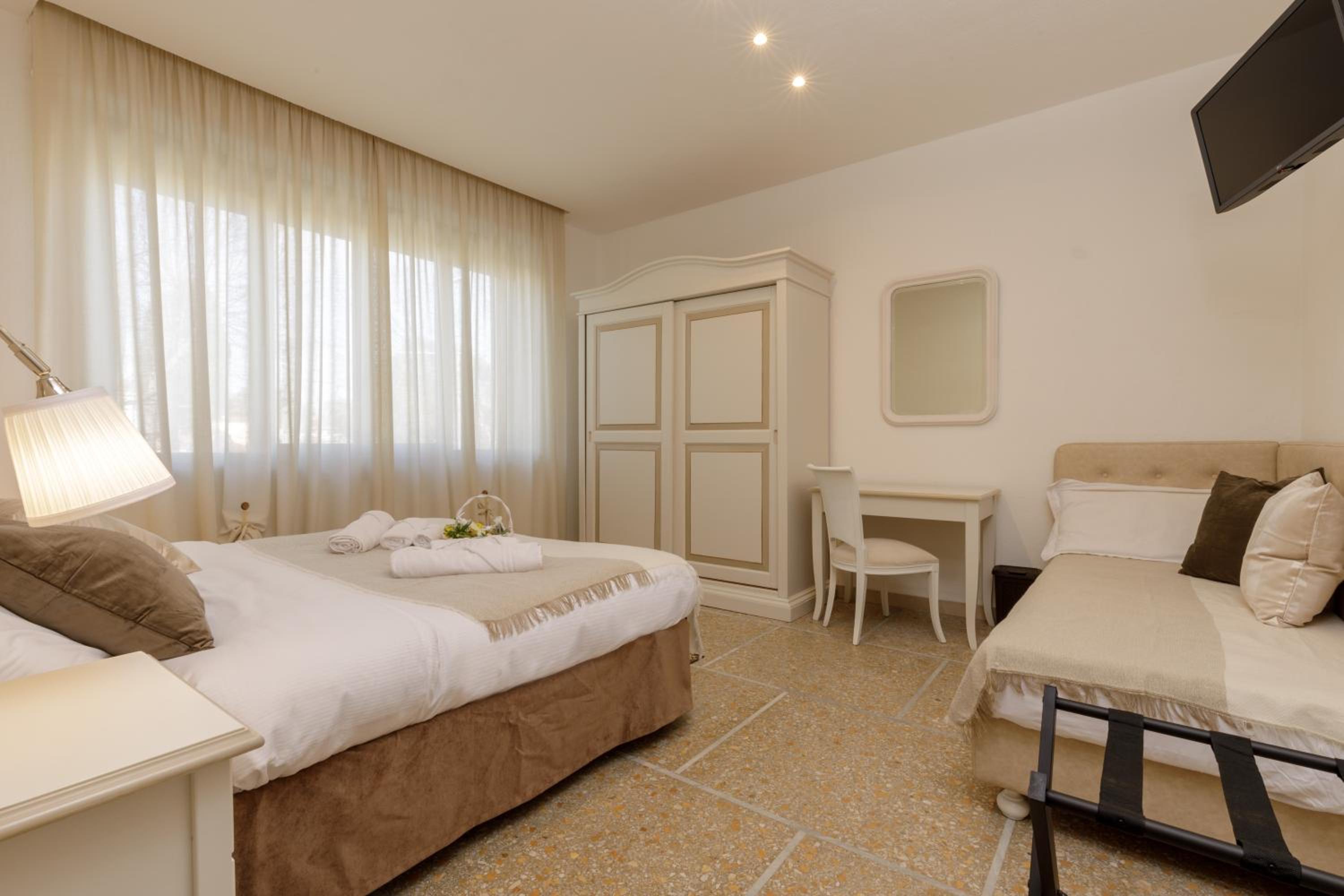 Triple Room with Private External Bathroom photo 1