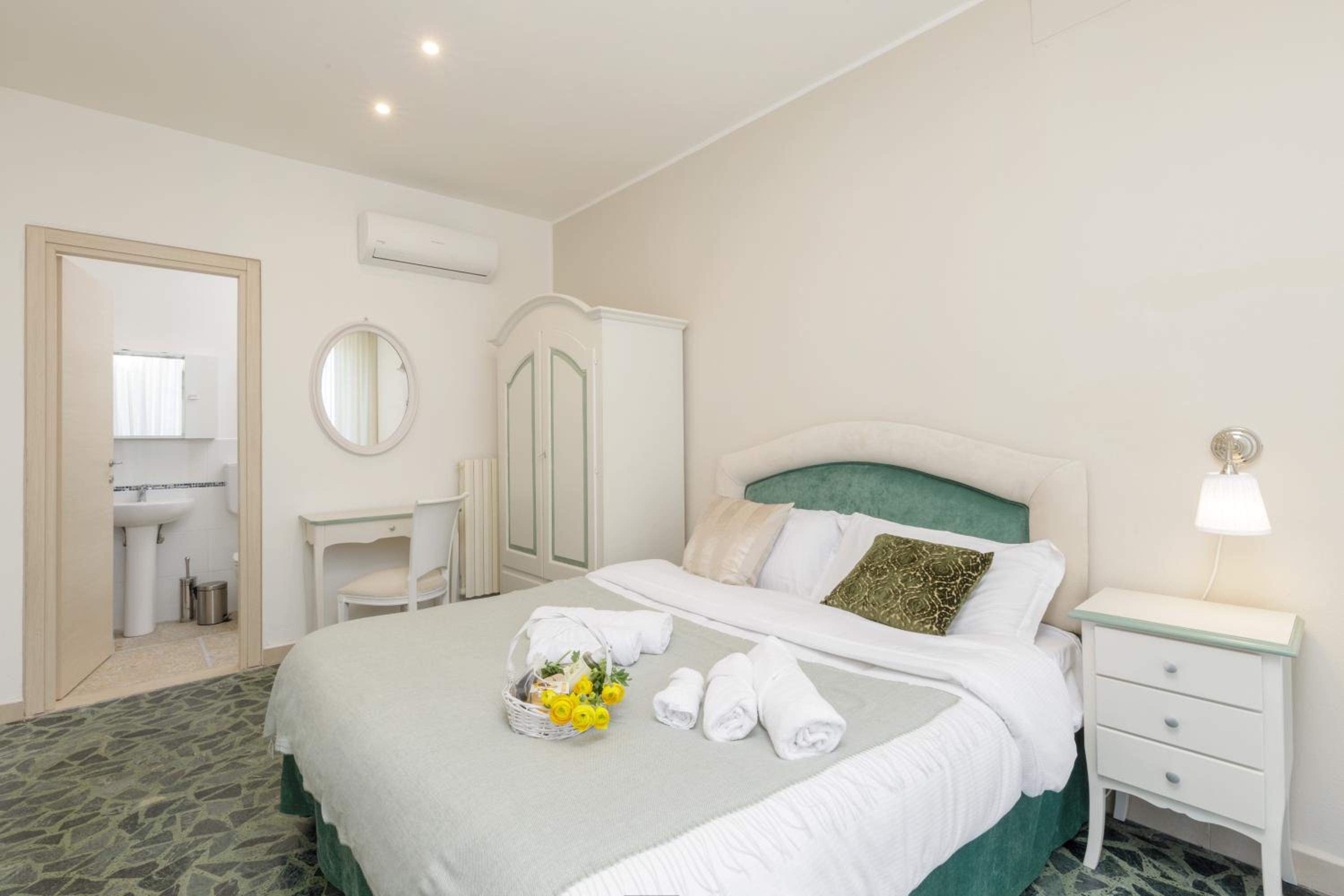 Queen Room with Balcony photo 1