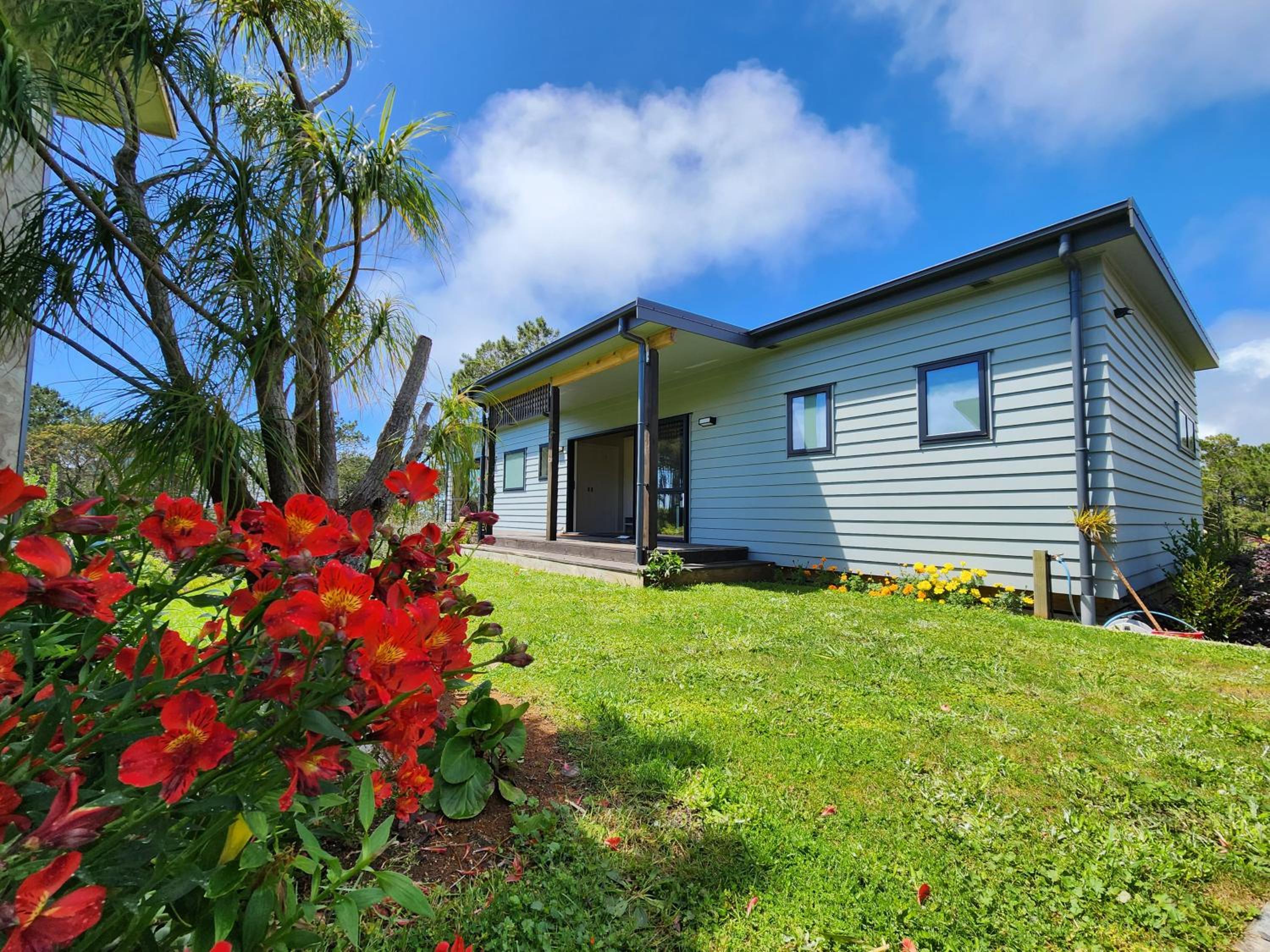 Three-Bedroom House photo 3