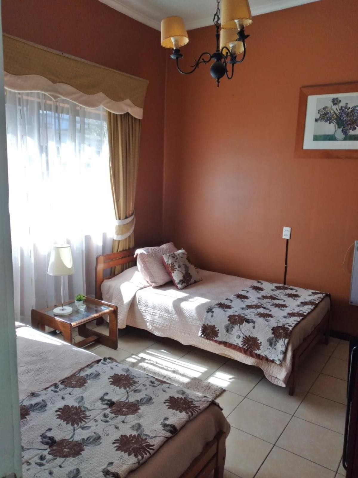 Twin Room with Private Bathroom photo 2