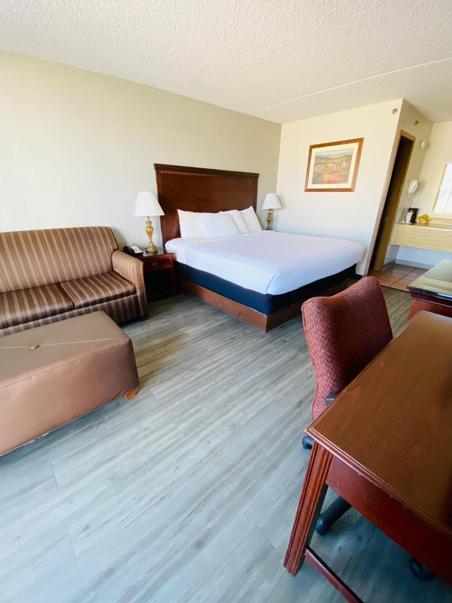 King Room - Non-Smoking - Photo 5