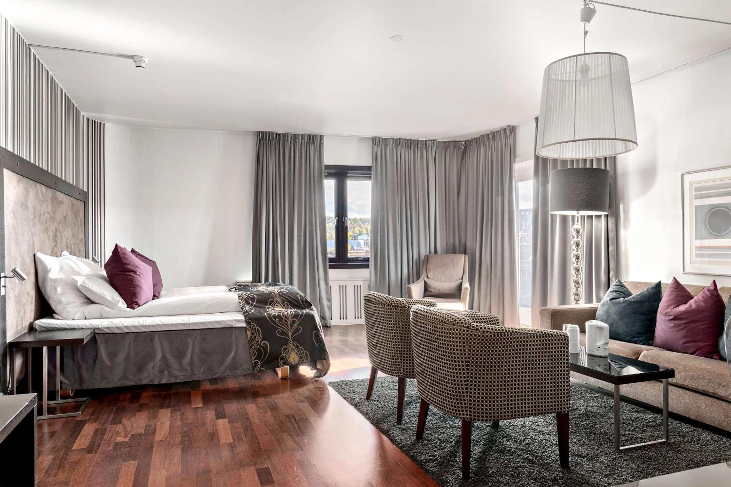 Junior King Suite photo 2