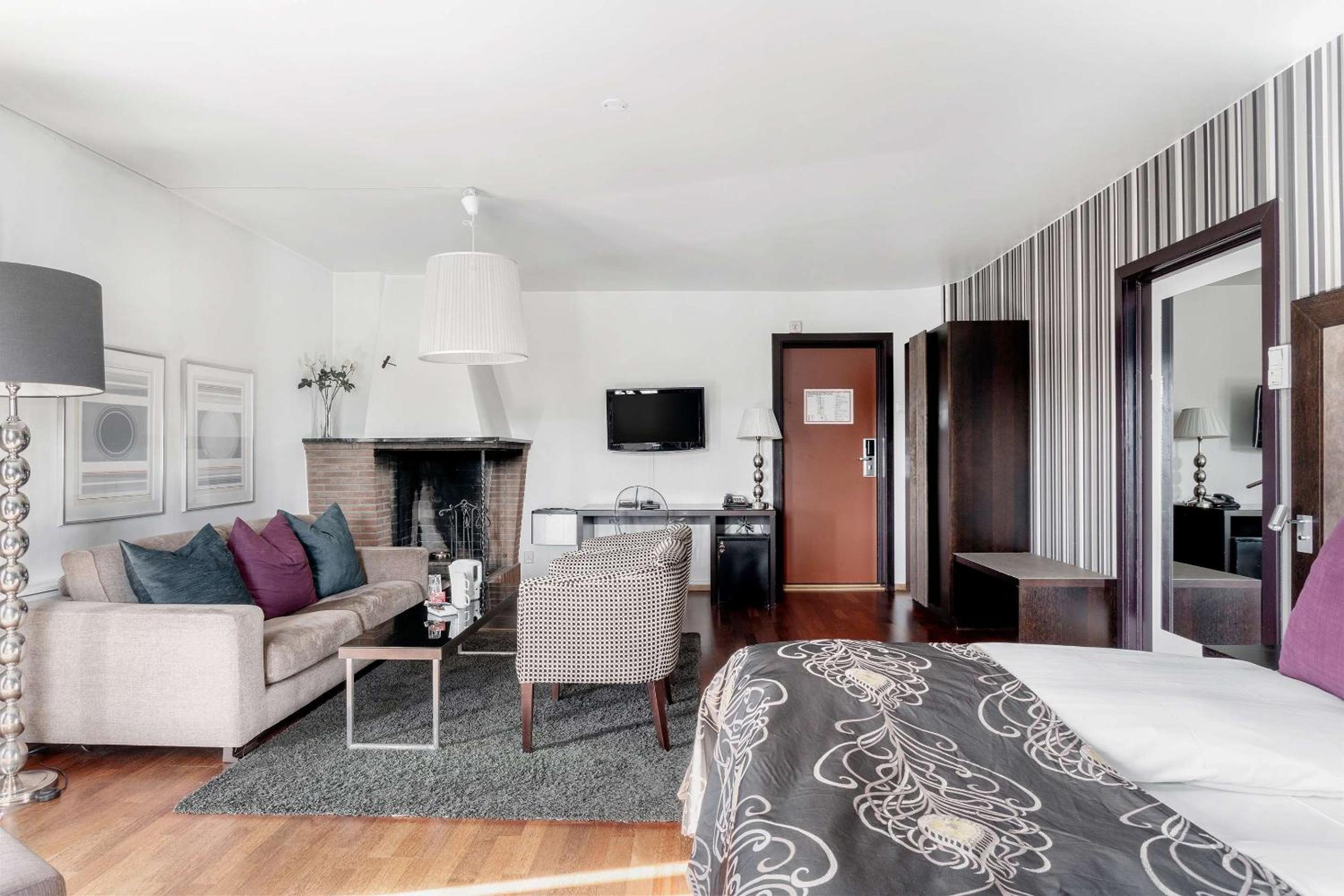Junior King Suite photo 3