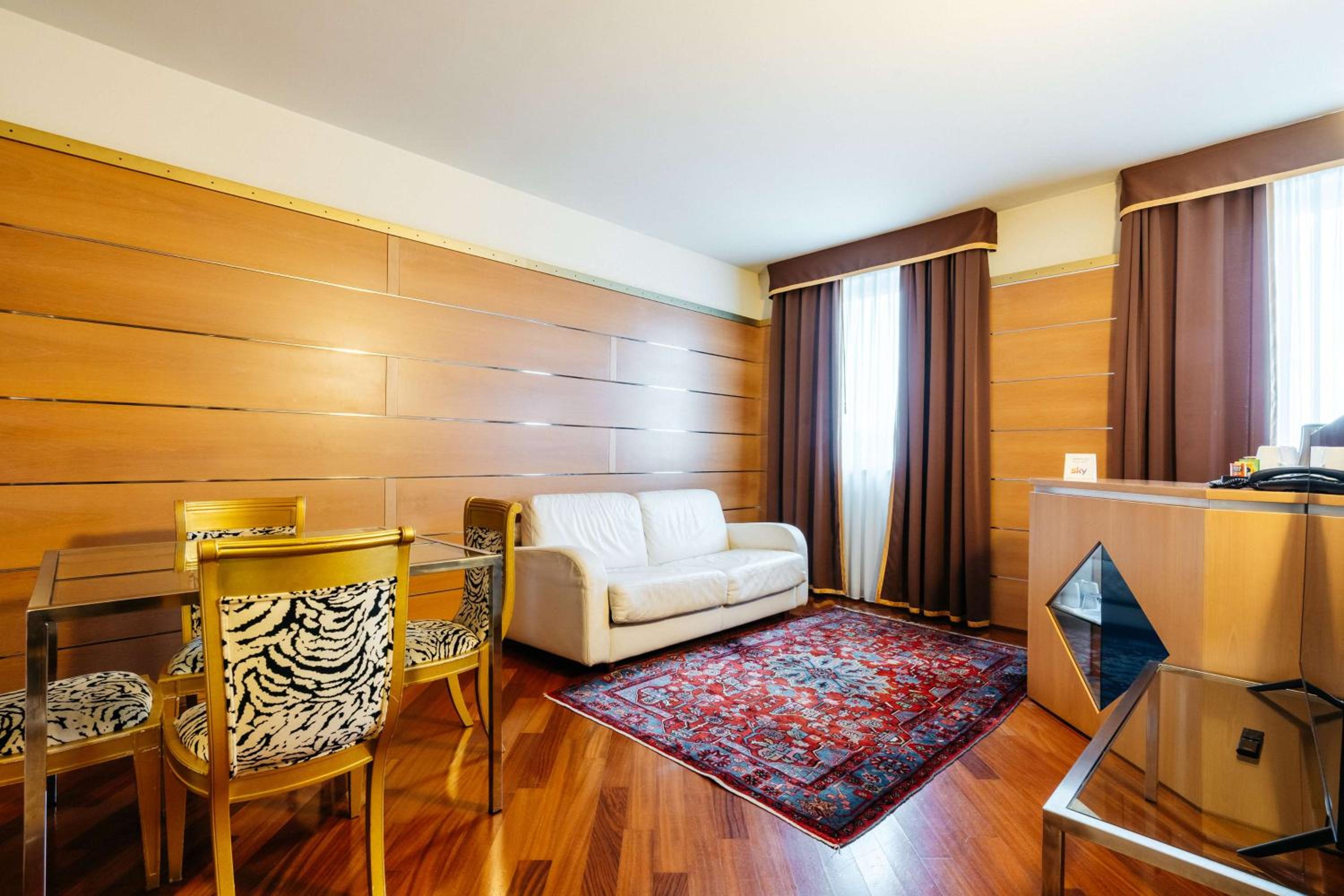 One-Bedroom Suite - Photo 4