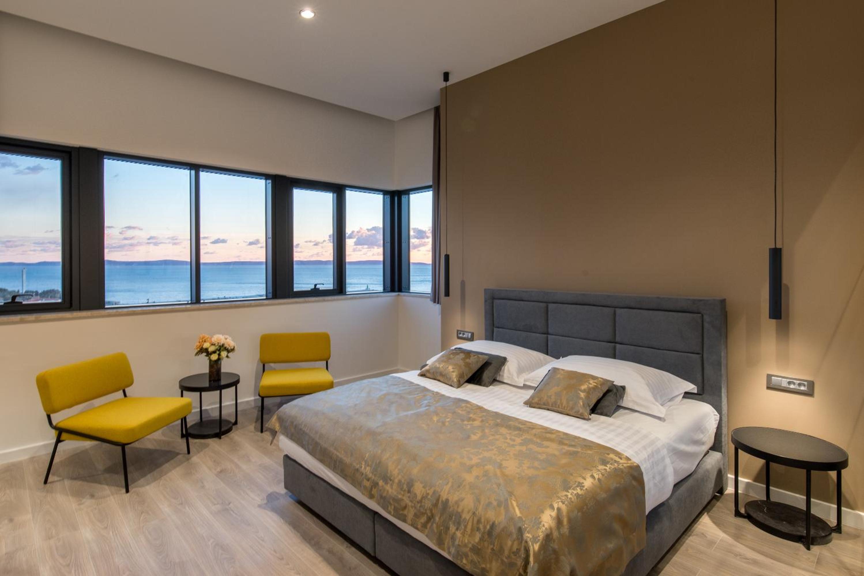Superior King Room with Sea & Old City View photo 1