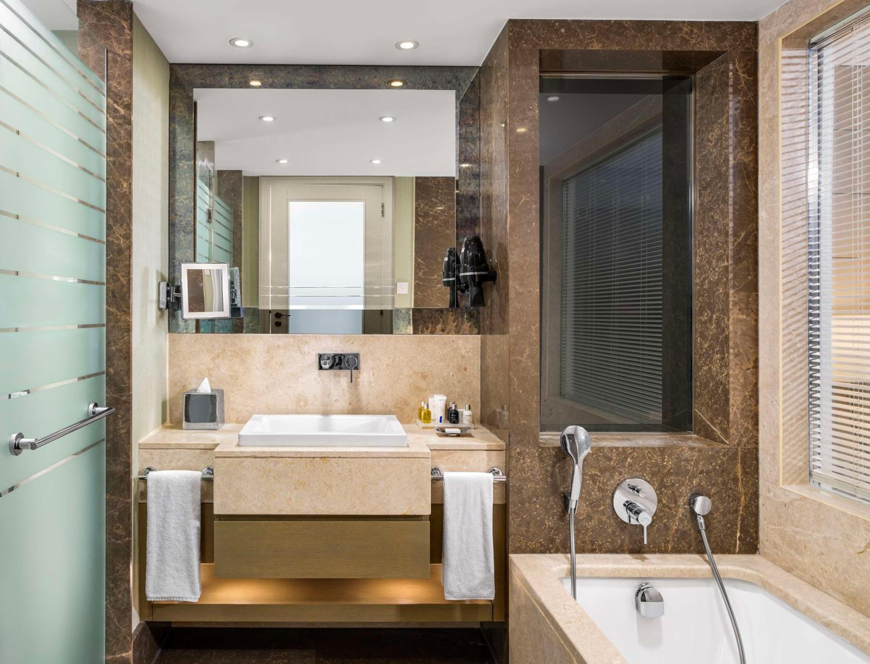 Junior Suite with City View - Lounge Access - Photo 3