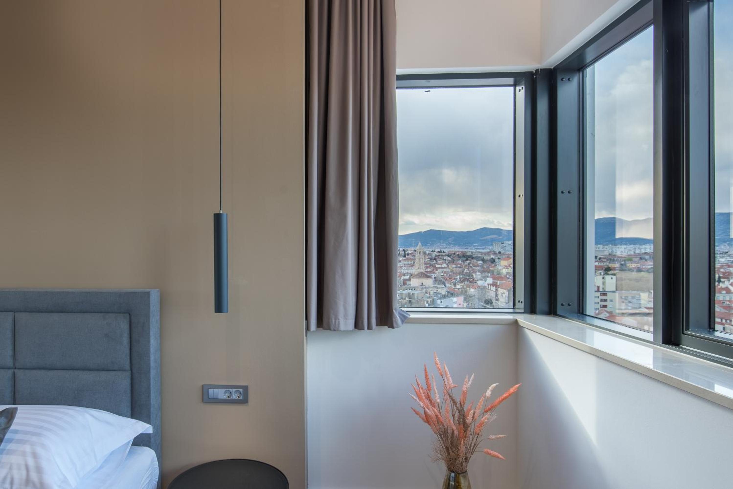 Superior King Room with Old City View photo 2