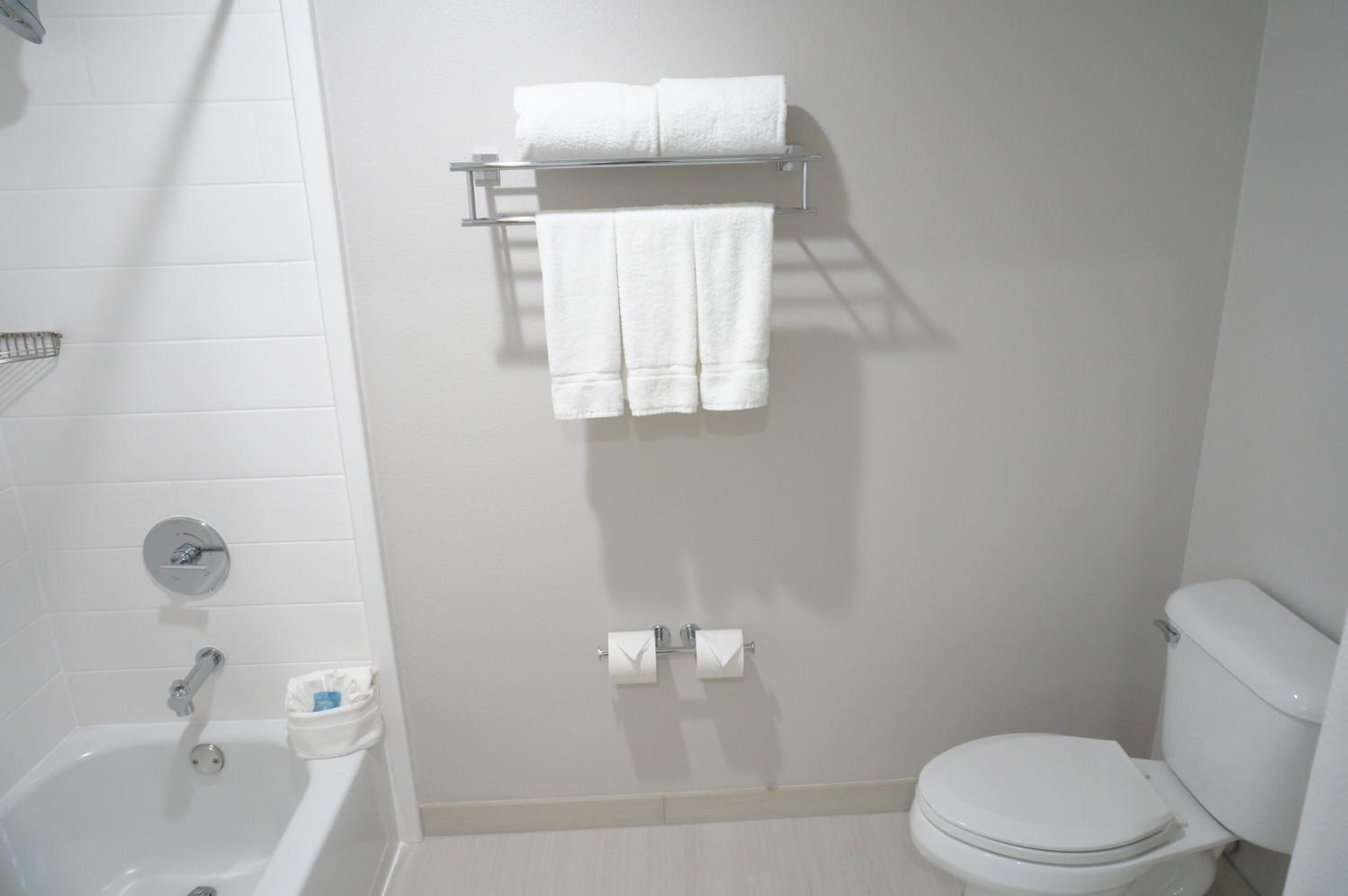 Standard King Room - Photo 17