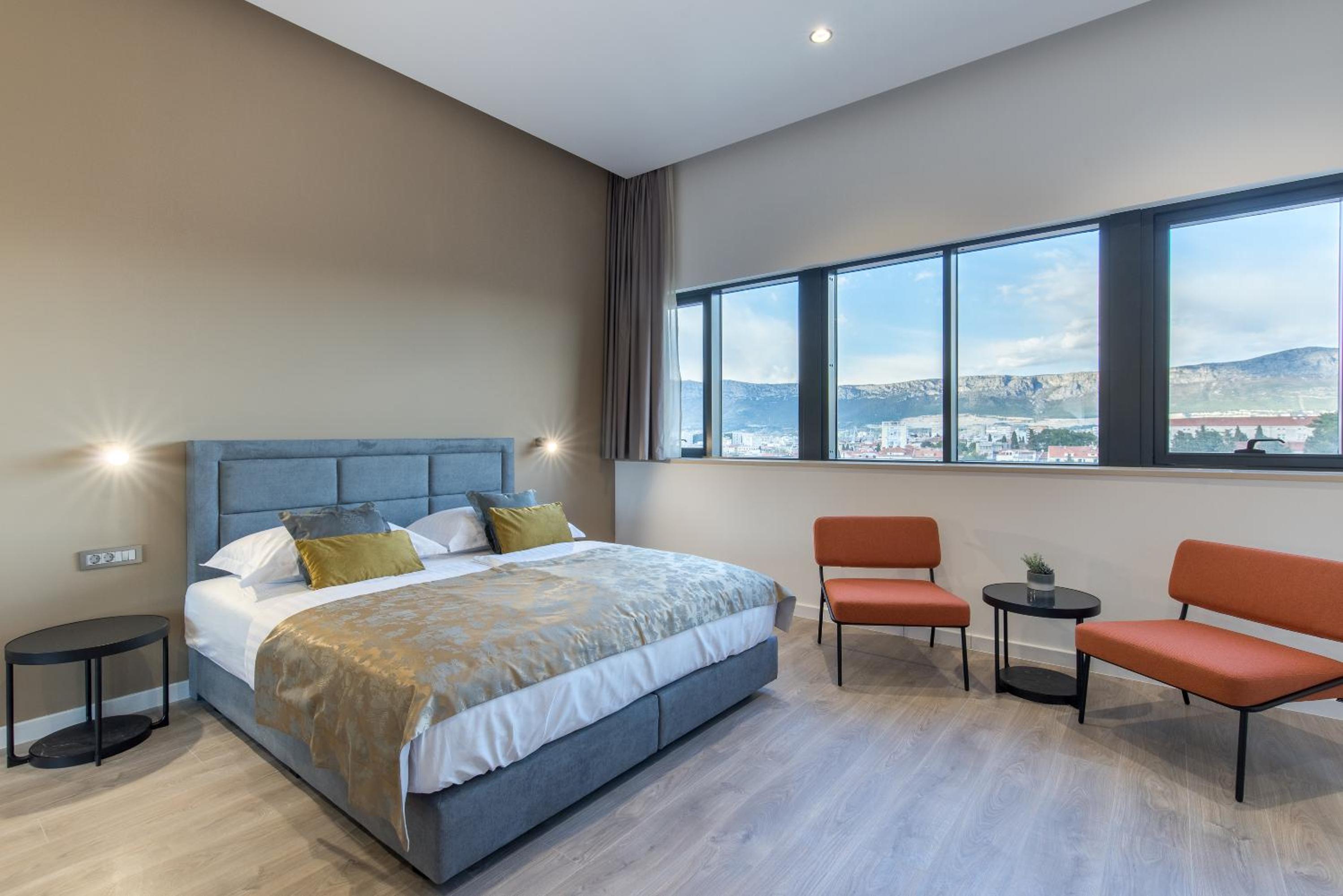 Deluxe Double Room with City View photo 1