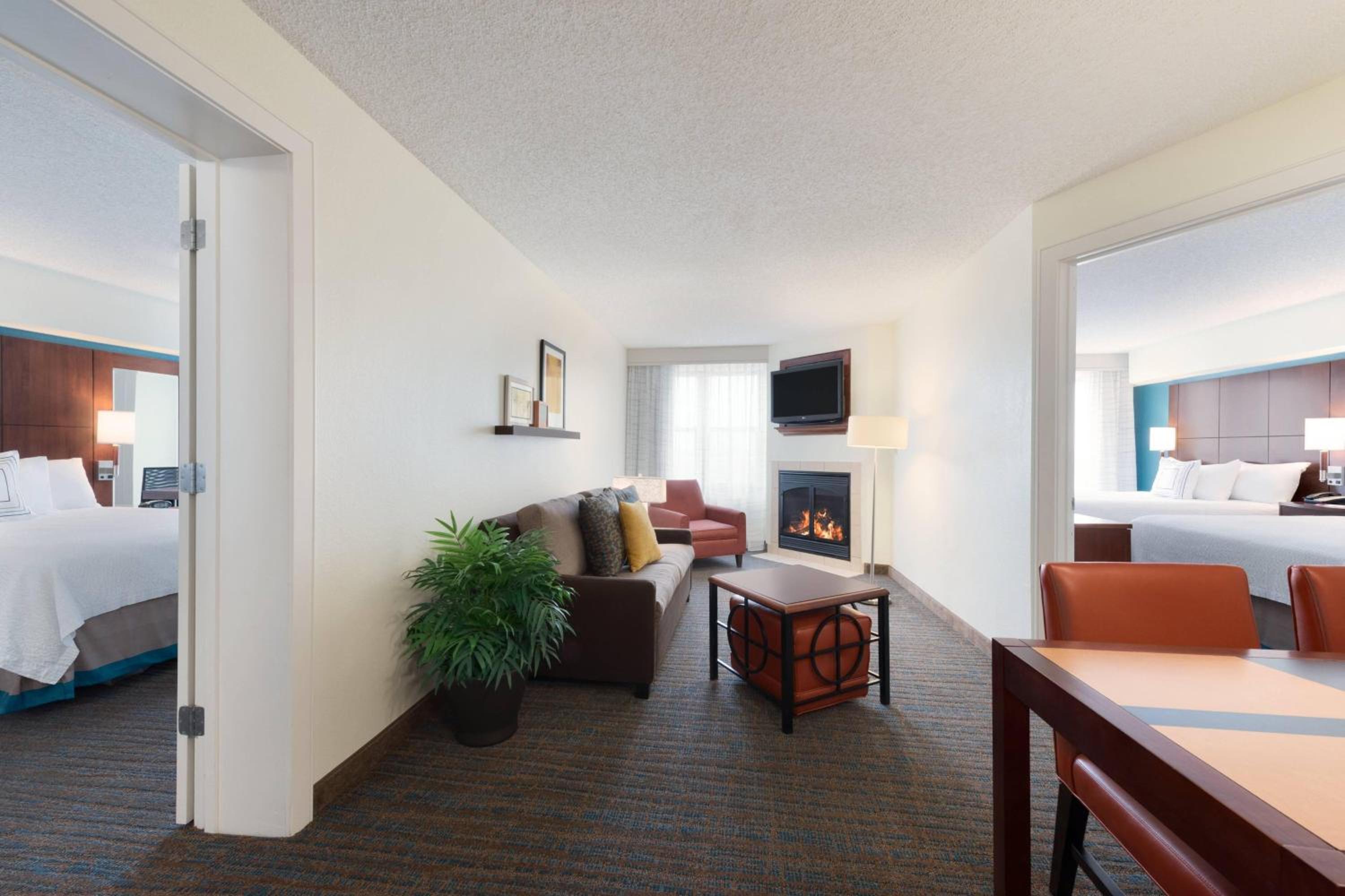Two-Bedroom Suite - Photo 4