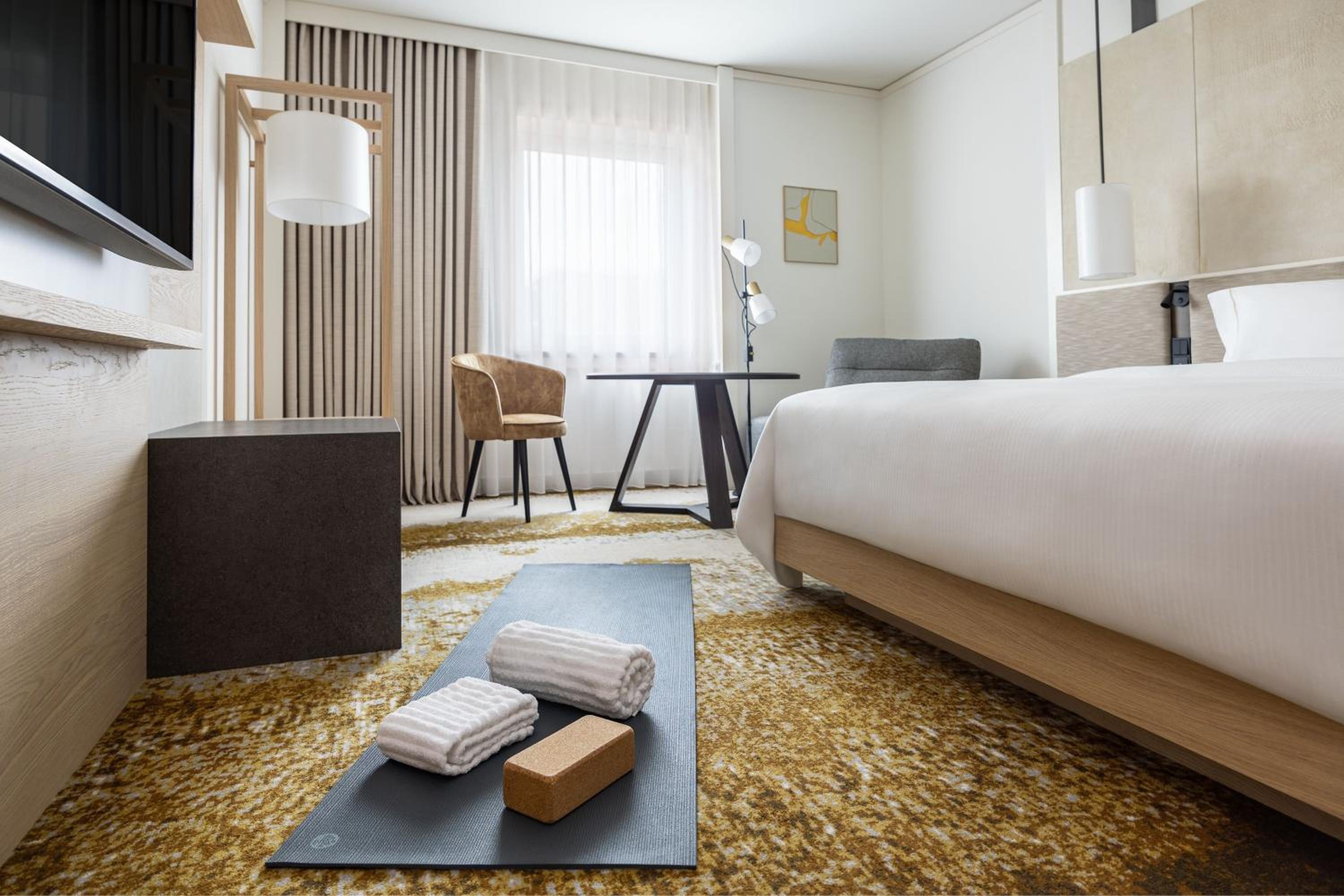 Deluxe Queen Room - Photo 8
