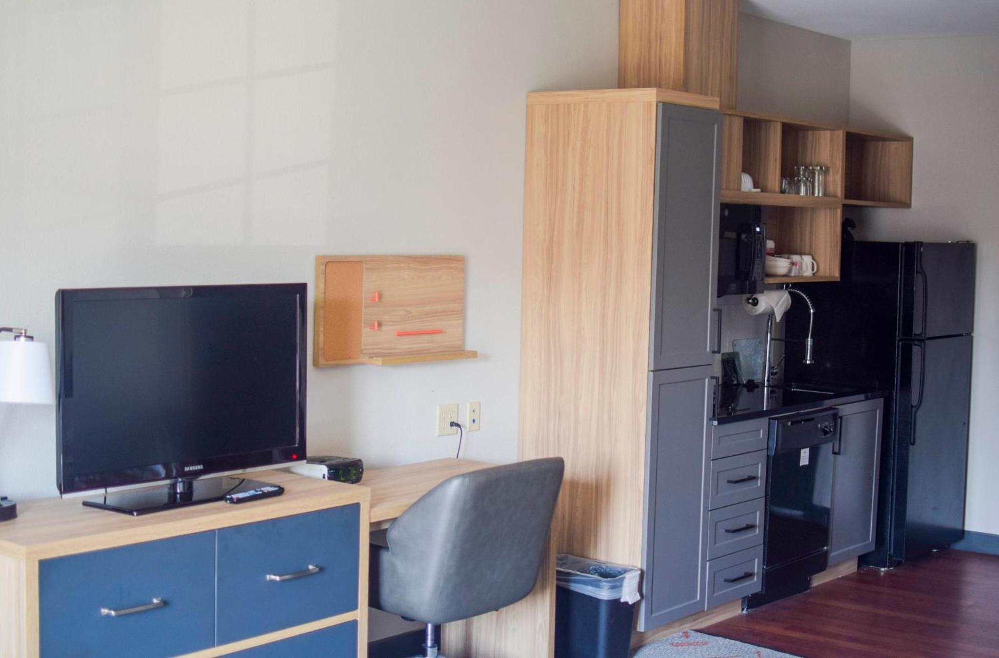 Queen Studio Suite with Two Queen Beds and Kitchen - Photo 5