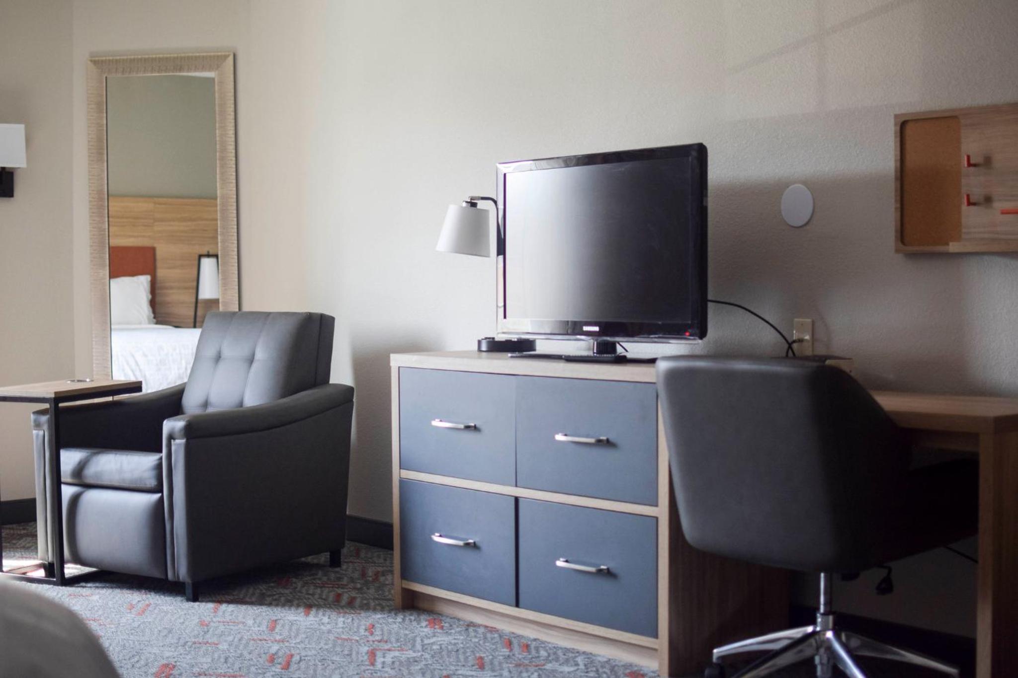 Queen Studio Suite with Two Queen Beds and Kitchen - Photo 2