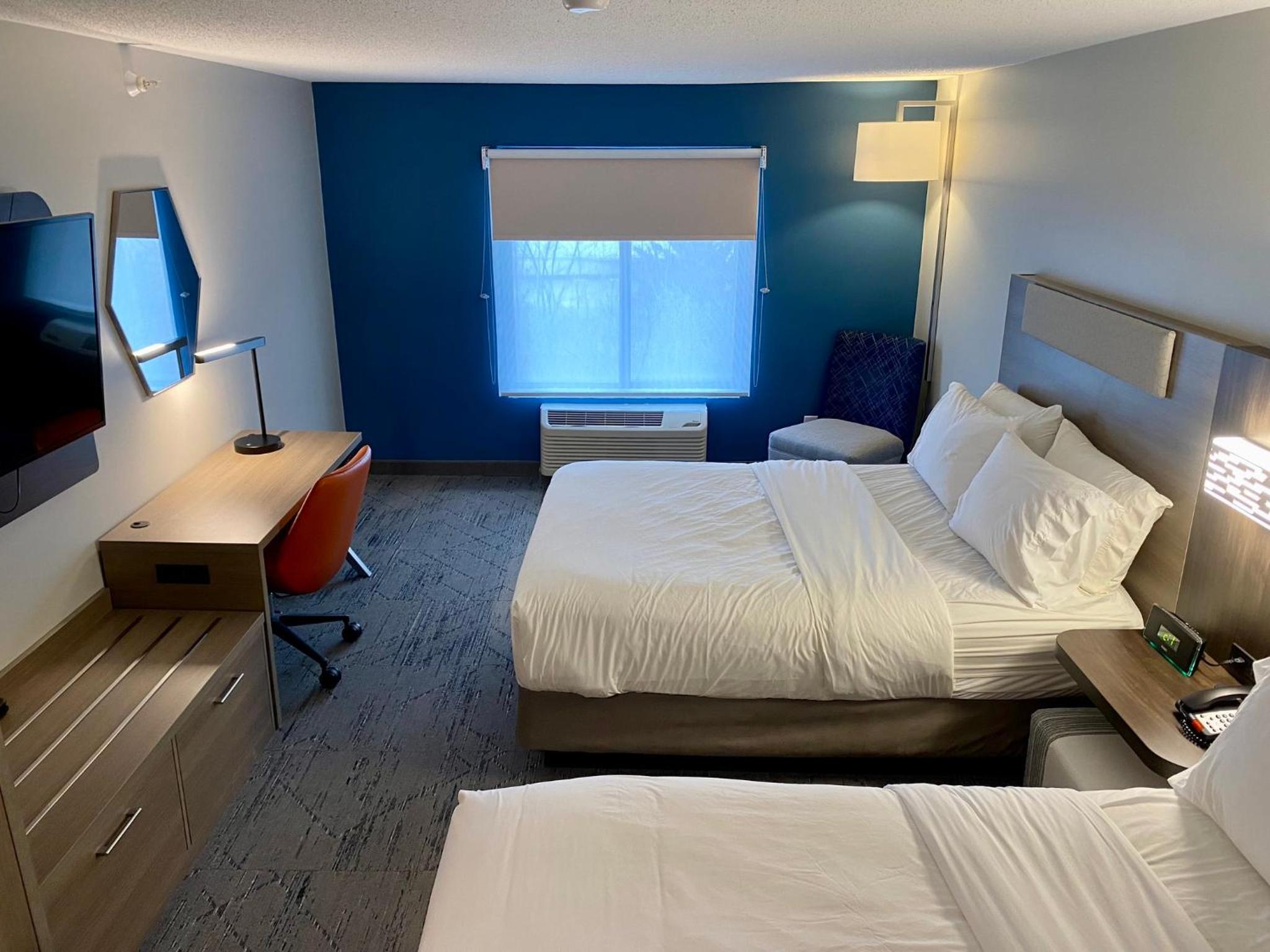 Standard Room with Two Queen Beds - Photo 11