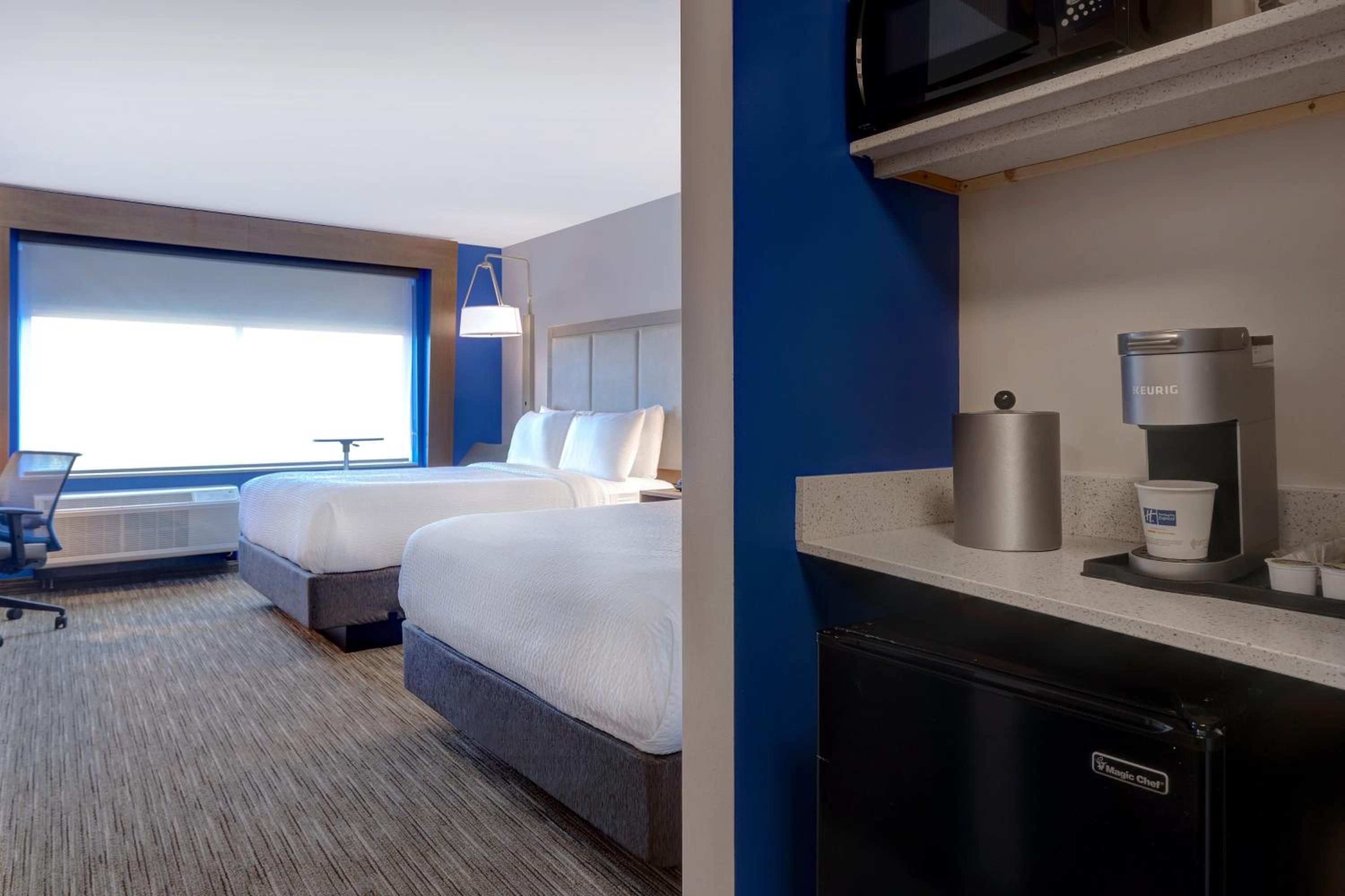 Standard Room with Two Queen Beds - Photo 4