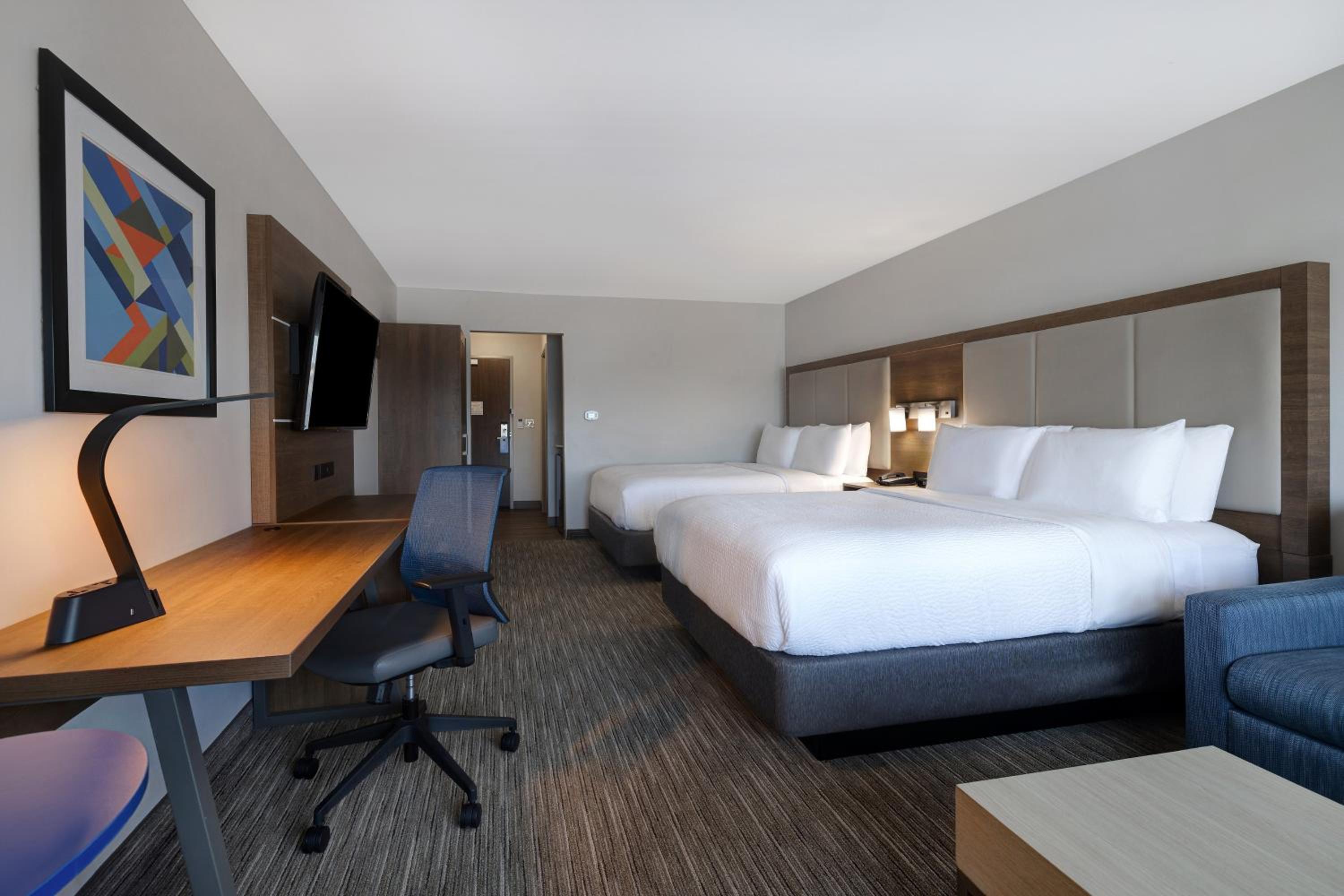 Queen Suite with Two Queen Beds - Photo 2