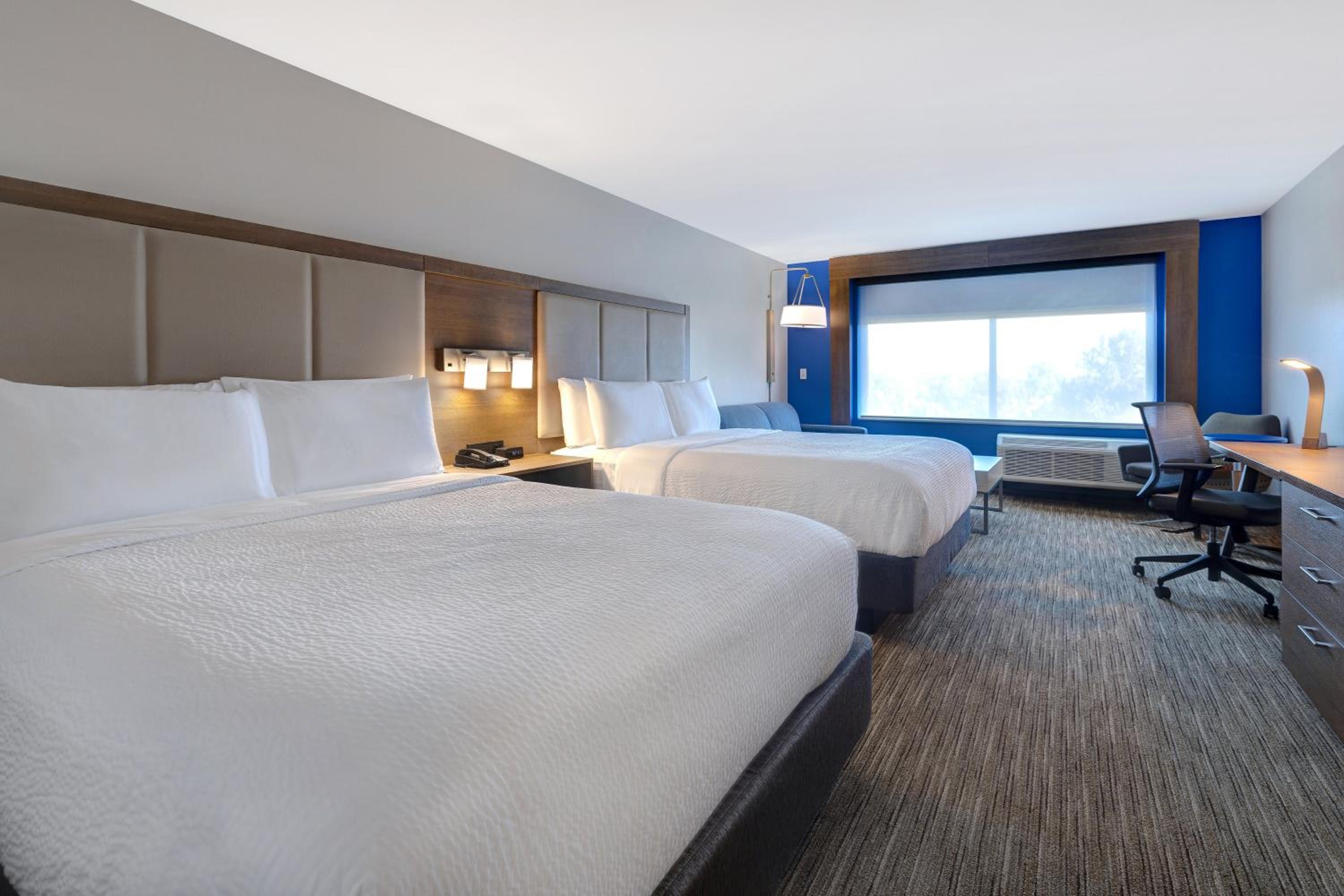 Queen Suite with Two Queen Beds - Photo 6