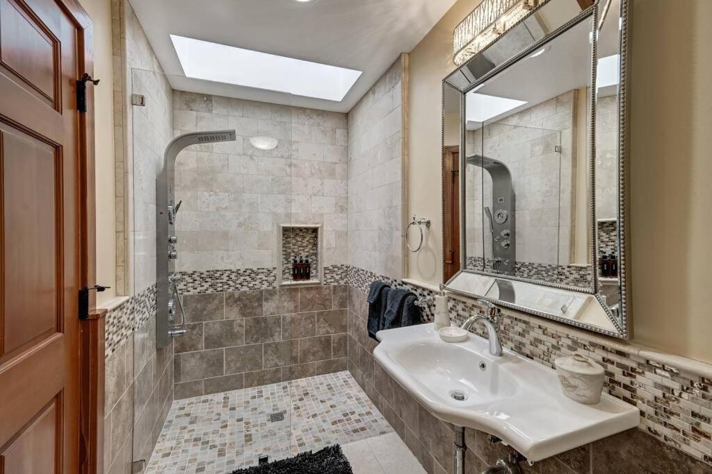 Seven-Bedroom House photo 2