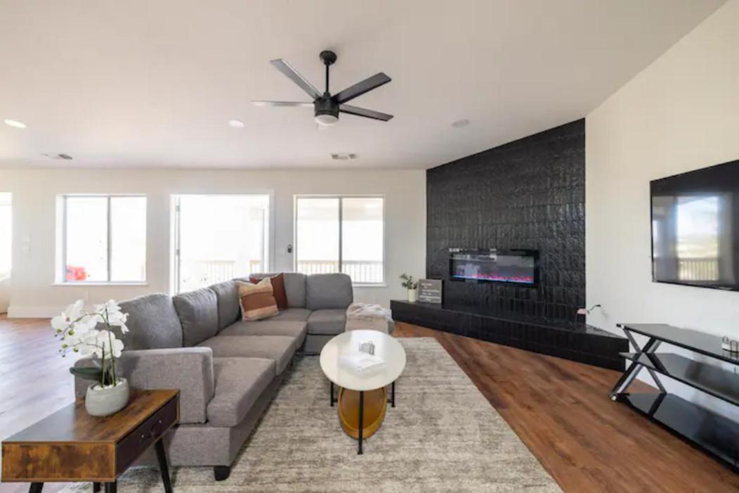 Five-Bedroom House photo 1