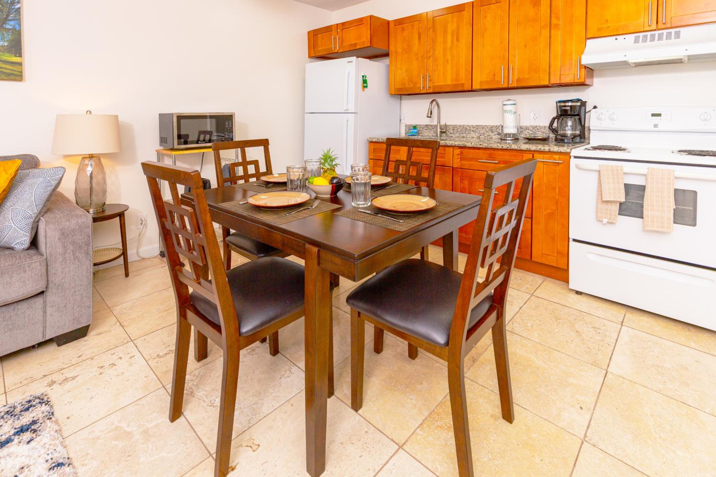 Ocean view retreat with lanai, pool & beach access: One-Bedroom Apartment photo