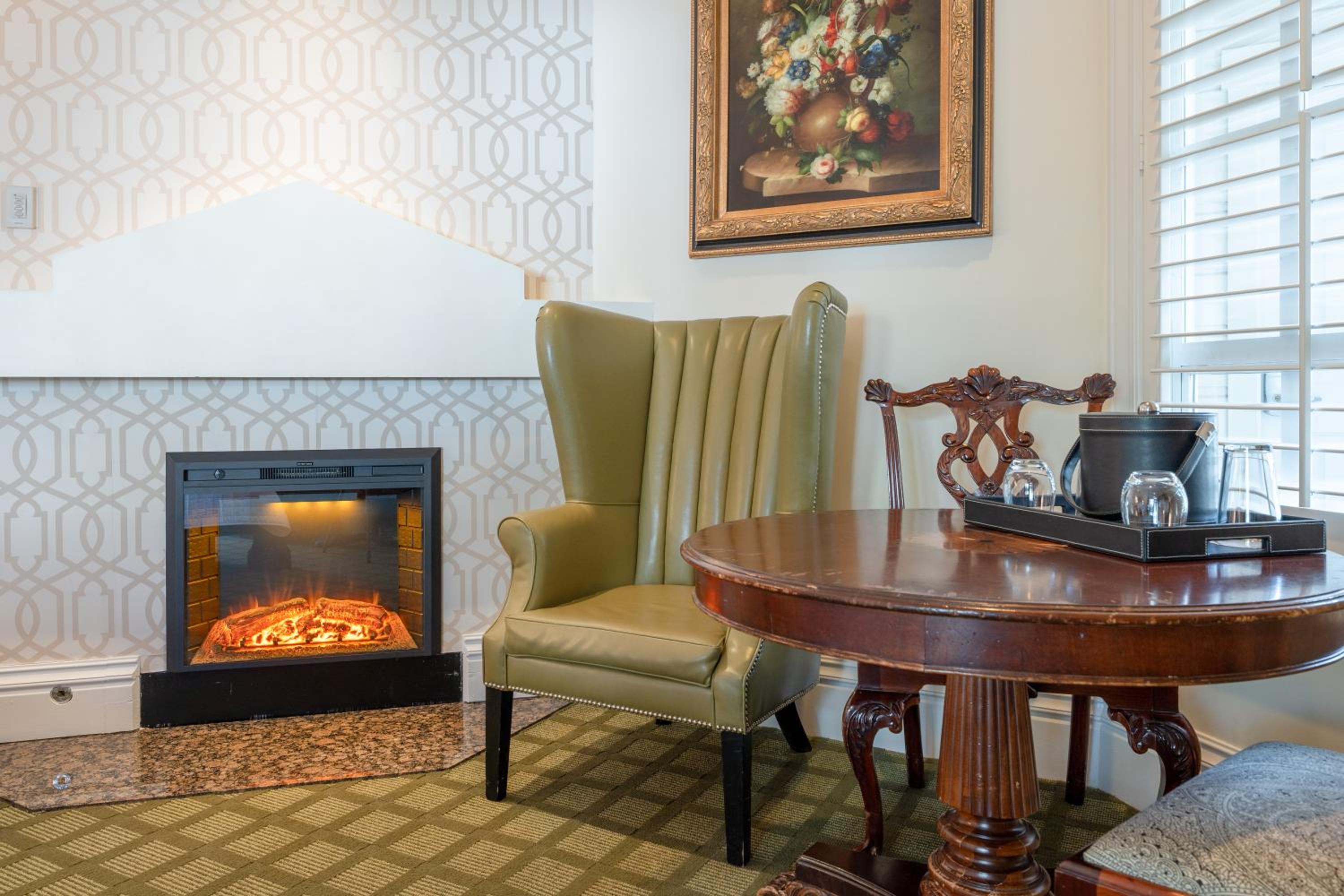 King Room with Fireplace, Jetted Tub and Private Patio - Non-Smoking - Photo 6