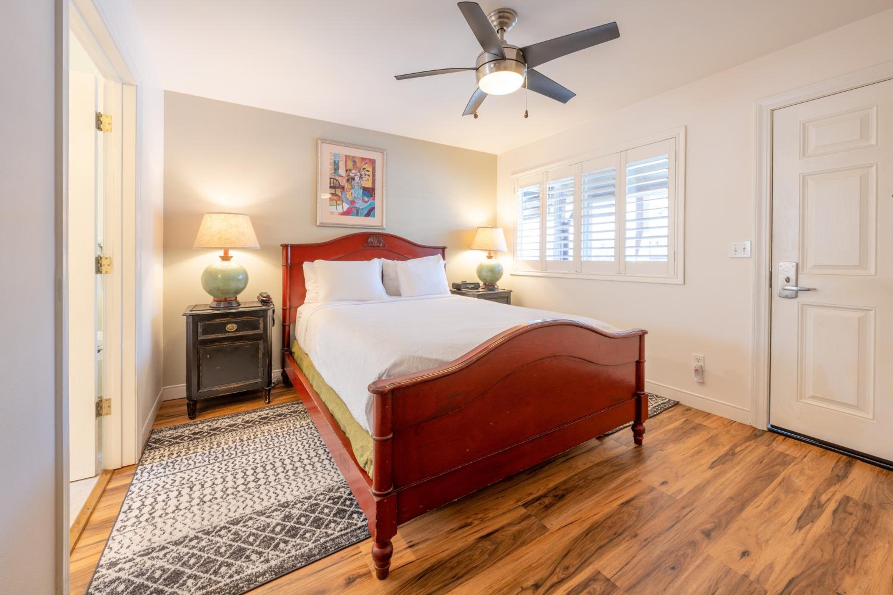 Deluxe Queen Room