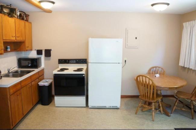 One-Bedroom Apartment - Photo 2