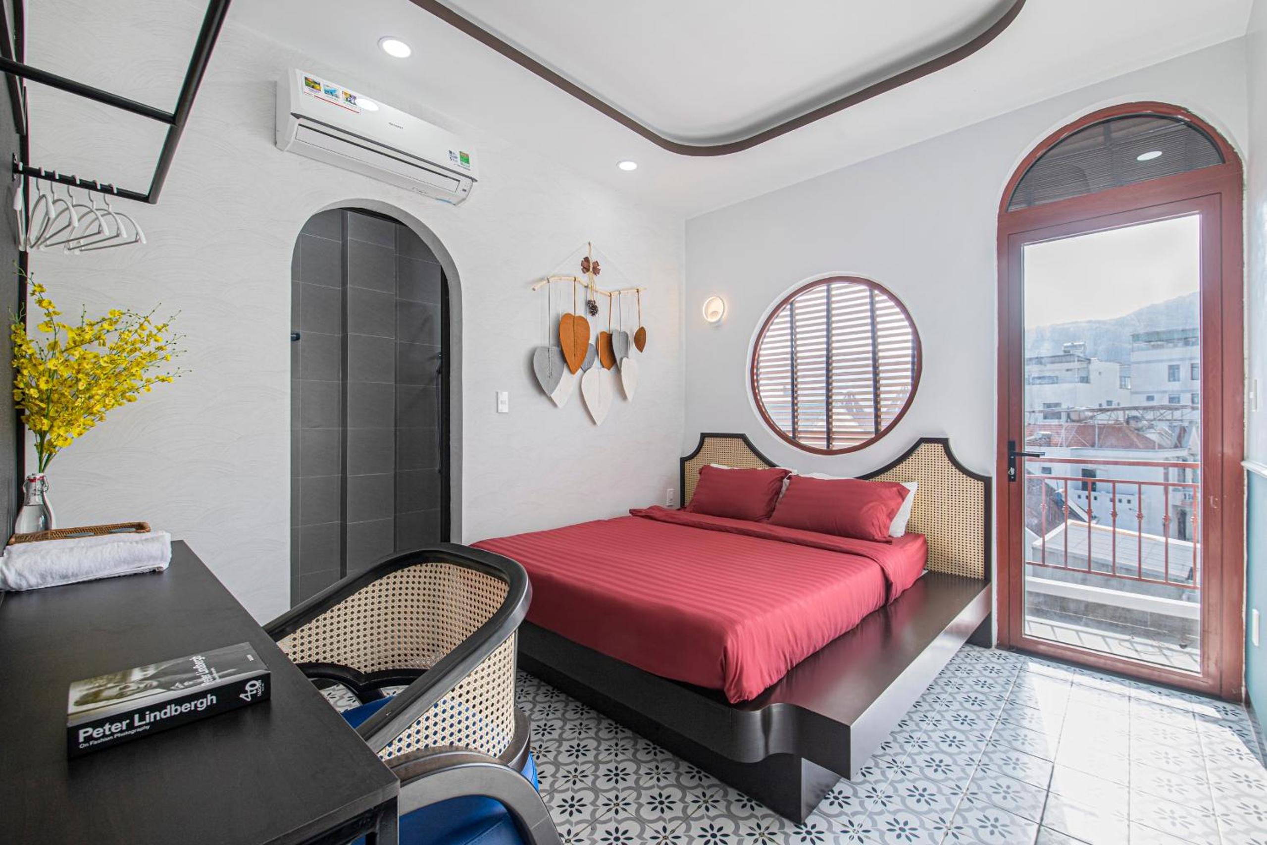 Deluxe Double Room with Balcony - Photo 3