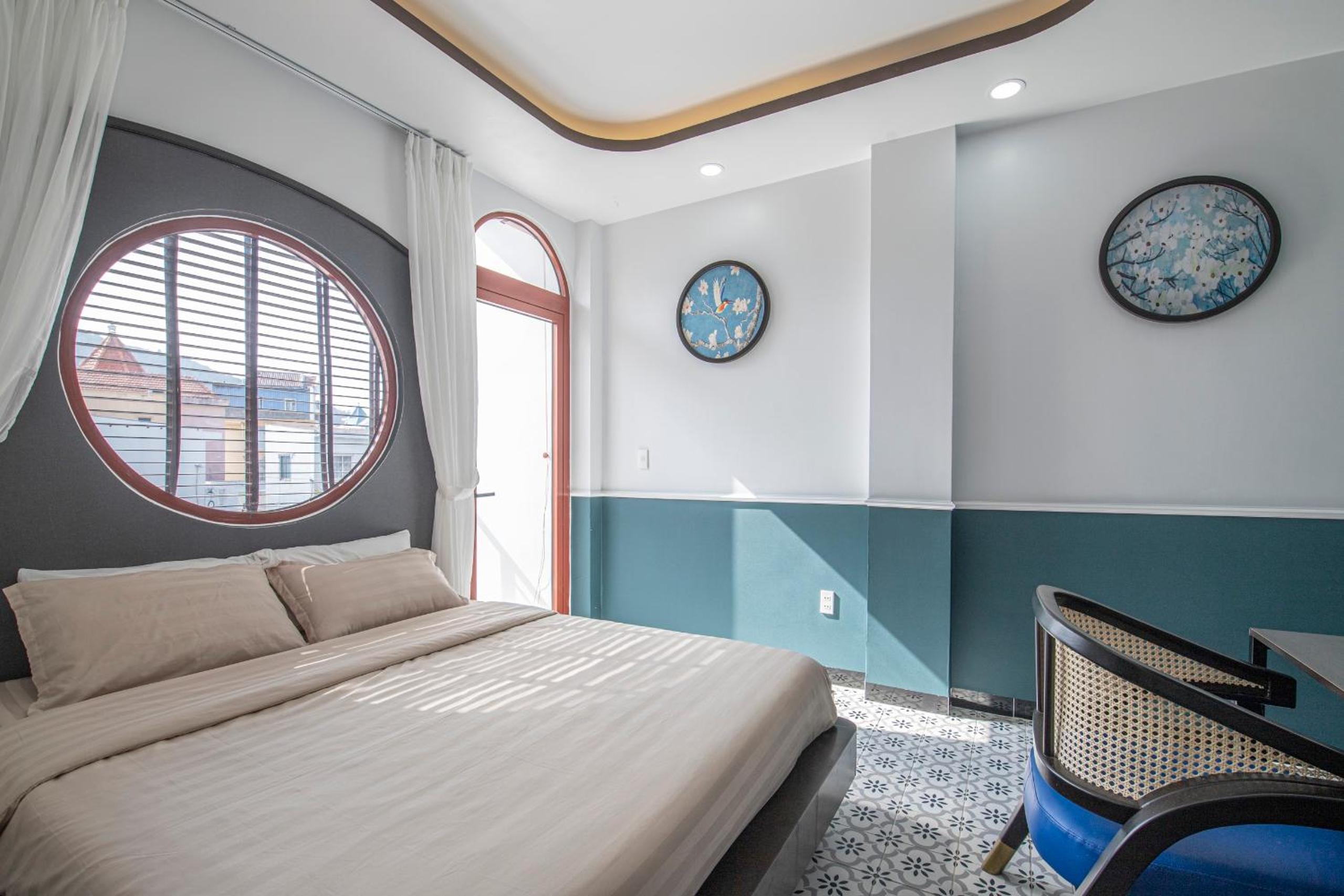 Deluxe Double Room with Balcony - Photo 9