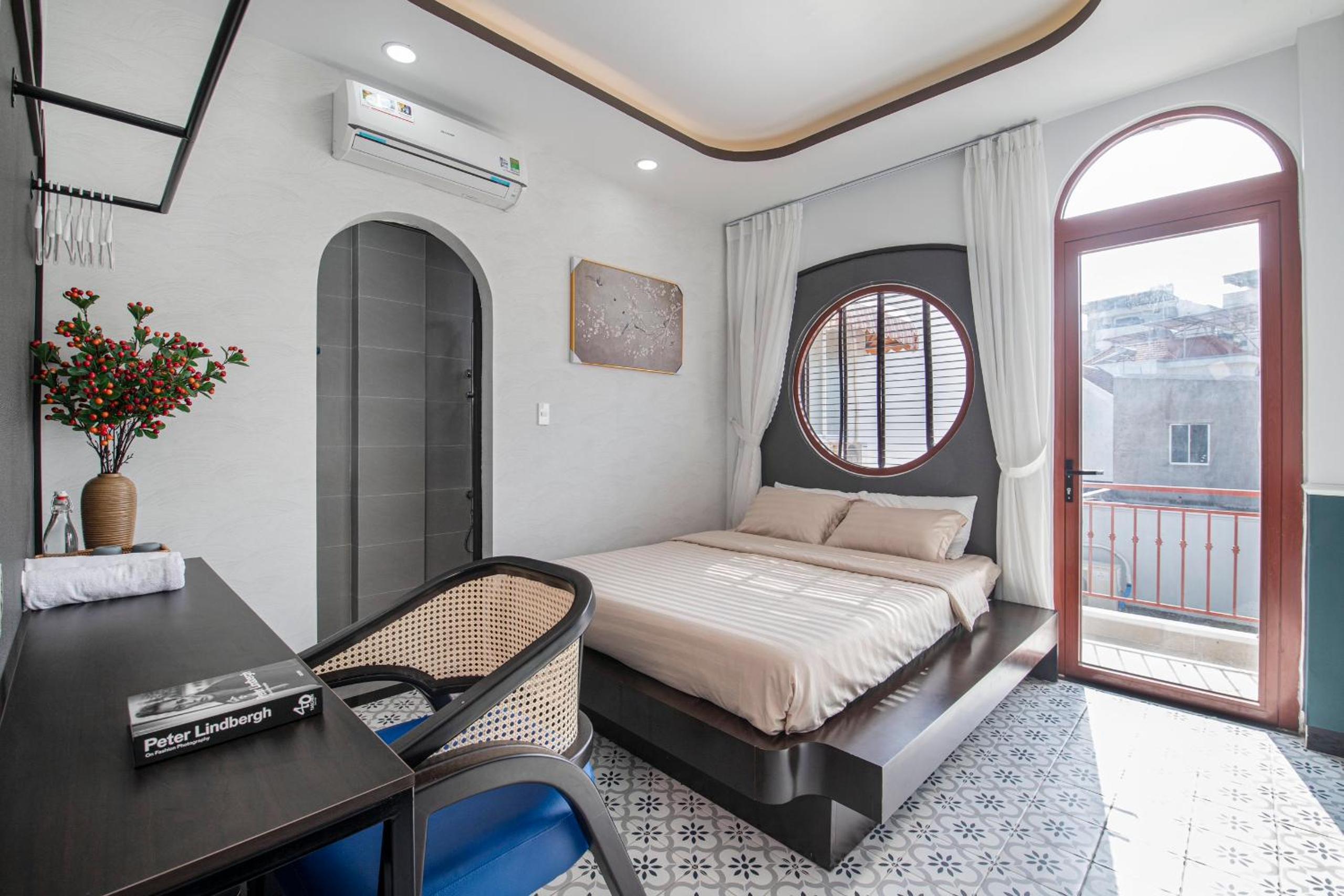 Deluxe Double Room with Balcony - Photo 10