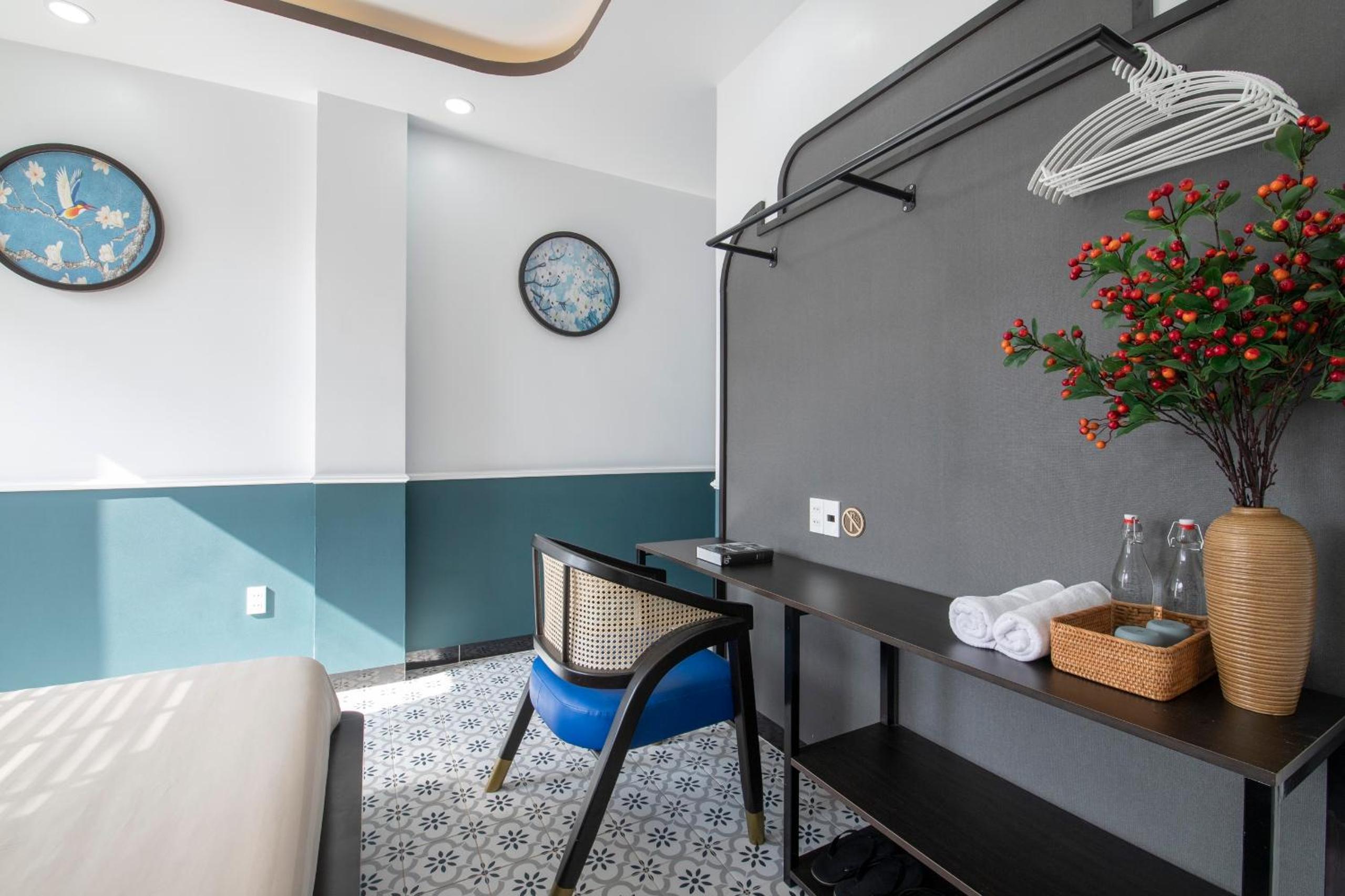 Deluxe Double Room with Balcony - Photo 11