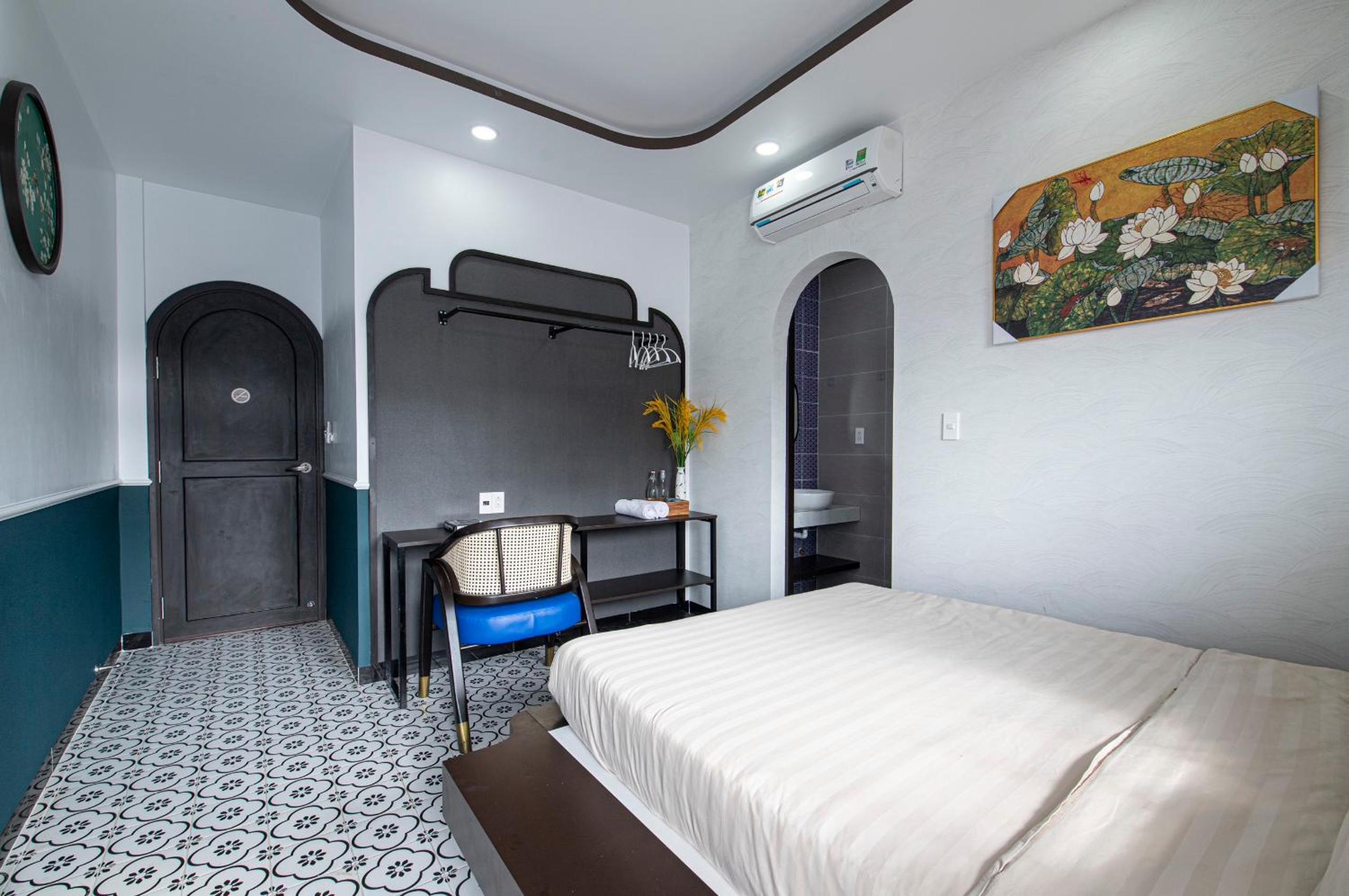 Deluxe Double Room with Balcony - Photo 6